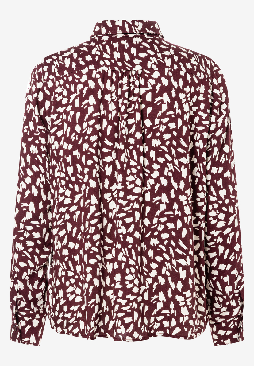 MORE & MORE Bluse: Bordeauxrot mit weißen Tupfen. Lange Ärmel und ein Kragen. Hinten in der Mitte befindet sich eine Falte, die bis zur Taille reicht.