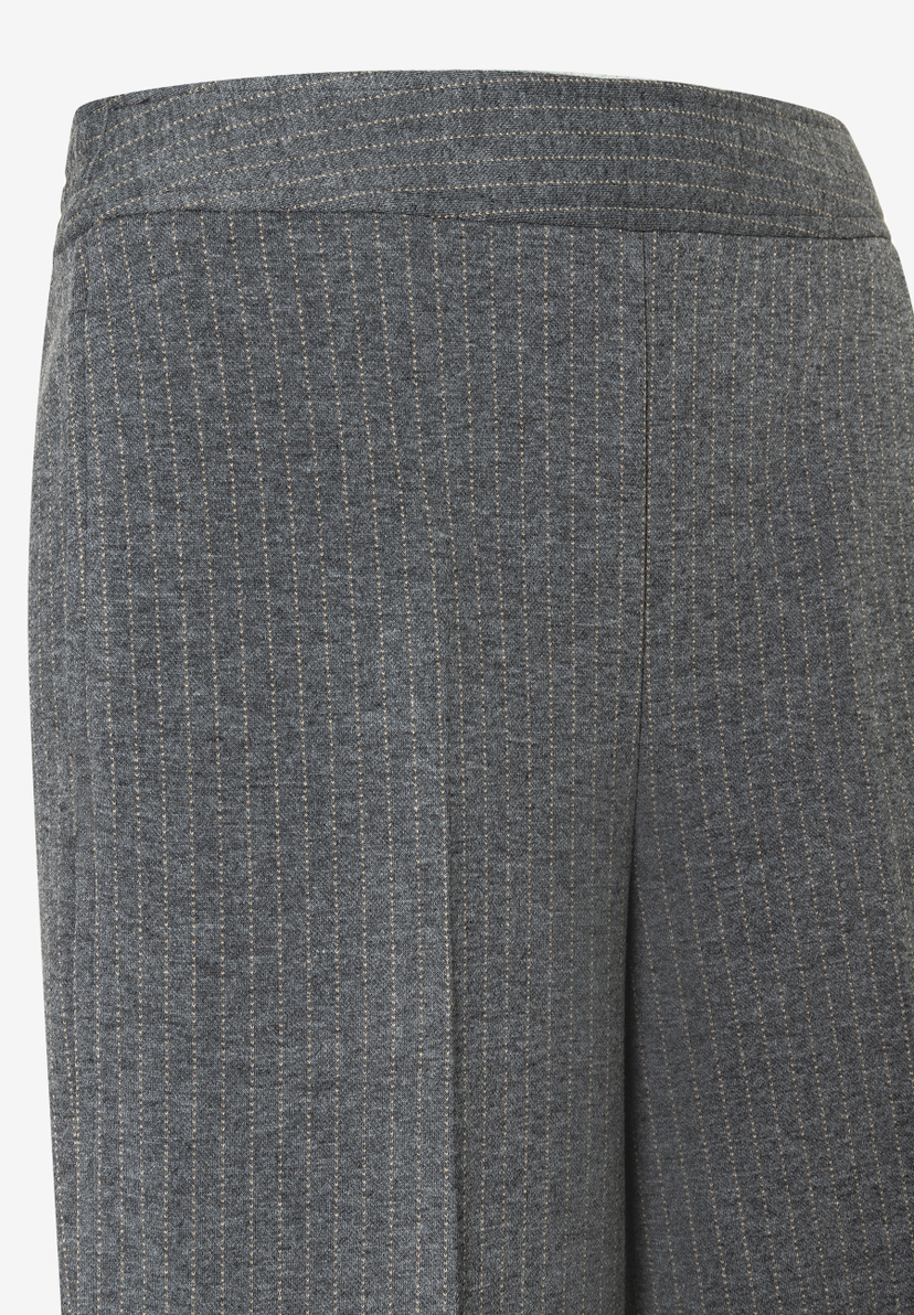Nahaufnahme einer grau gestreiften Hose von MORE & MORE; angenehm und elastisch. Nahaufnahme einer grau gestreiften Hose von MORE & MORE; angenehm und elastisch.