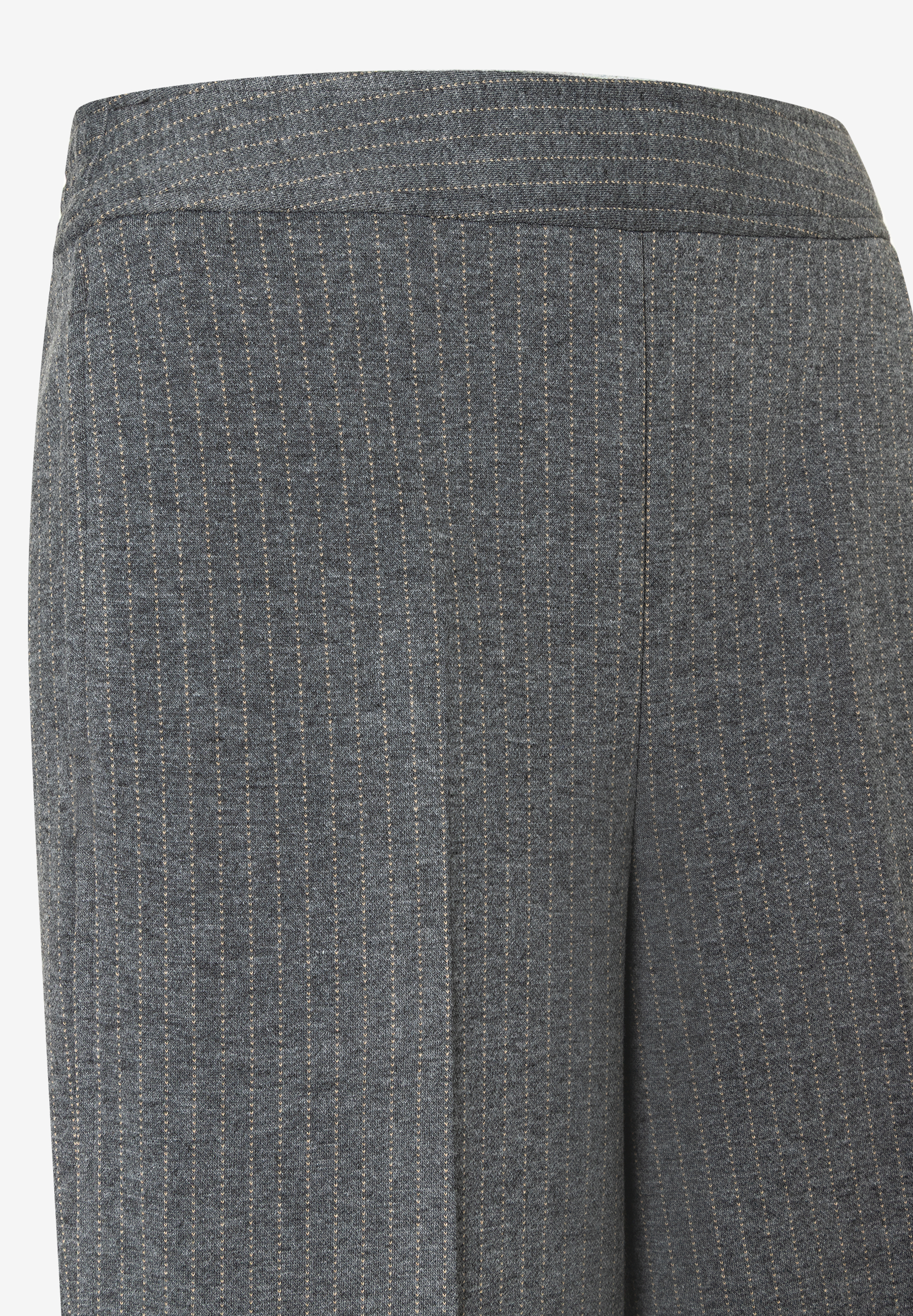 Nahaufnahme einer grau gestreiften Hose von MORE & MORE; angenehm und elastisch. Nahaufnahme einer grau gestreiften Hose von MORE & MORE; angenehm und elastisch.