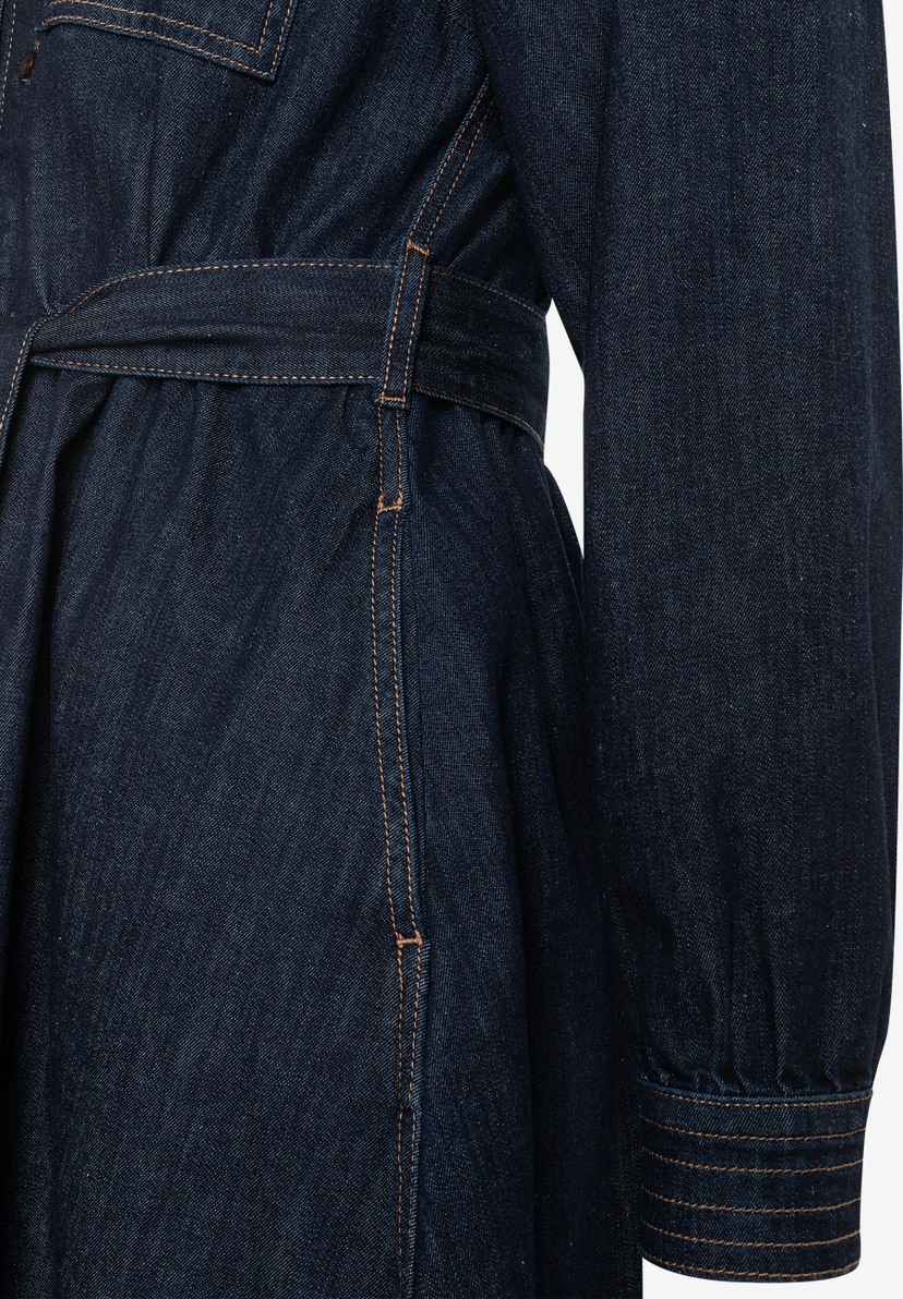 Detailansicht eines dunkelblauen MORE & MORE Oberteils mit Gürtel und Manschette. Detailansicht eines dunkelblauen MORE & MORE Oberteils mit Gürtel und Manschette.