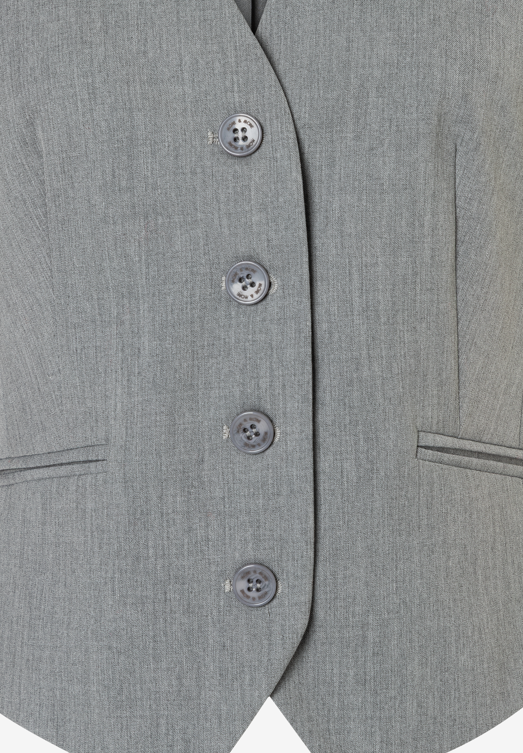Nahaufnahme eines grauen Blazers von MORE & MORE mit Knöpfen und Taschen-Details. Nahaufnahme eines grauen Blazers von MORE & MORE mit Knöpfen und Taschen-Details.