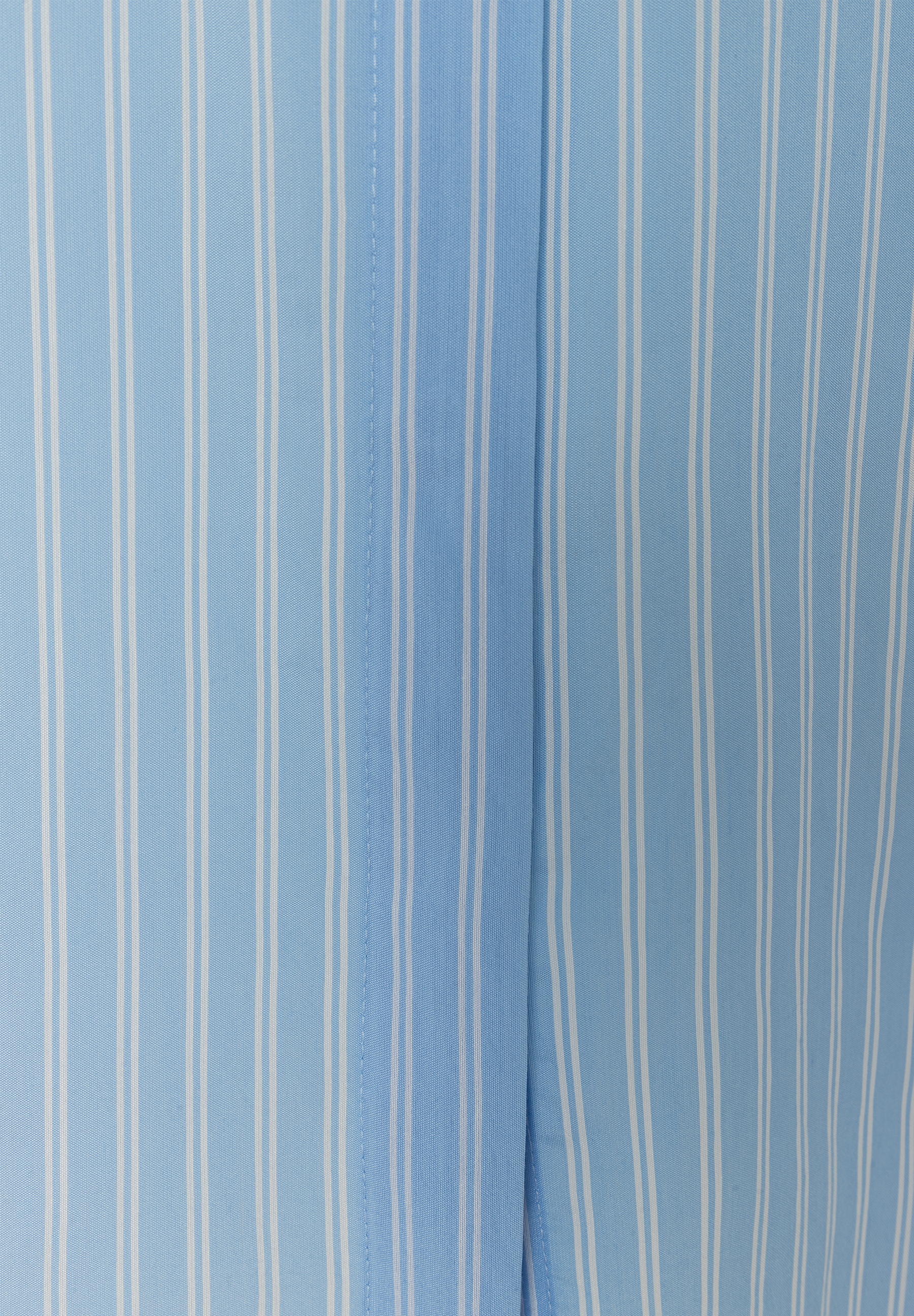 MORE & MORE Bluse, Detailansicht des hellblauen Stoffes mit vertikalen weißen Streifen. Stofffalte mittig vertikal.