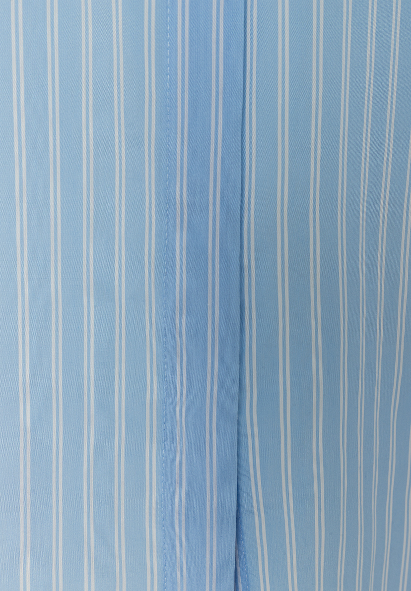 MORE & MORE Bluse, Detailansicht des hellblauen Stoffes mit vertikalen weißen Streifen. Stofffalte mittig vertikal. MORE & MORE Bluse, Detailansicht des hellblauen Stoffes mit vertikalen weißen Streifen. Stofffalte mittig vertikal.