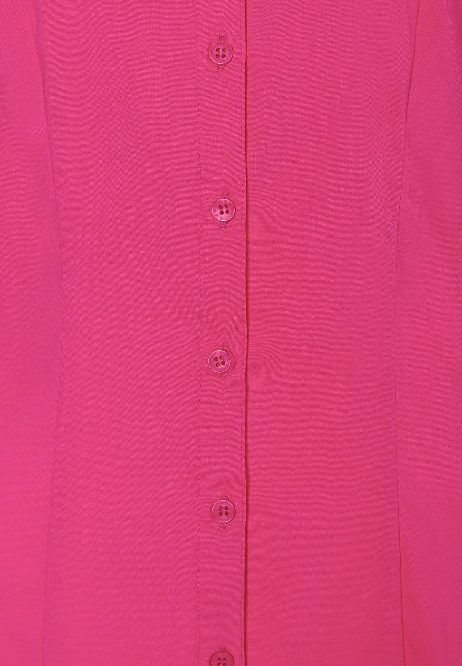 Nahaufnahme einer pinkfarbenen MORE & MORE Bluse mit Knopfleiste aus Popeline. Nahaufnahme einer pinkfarbenen MORE & MORE Bluse mit Knopfleiste aus Popeline.