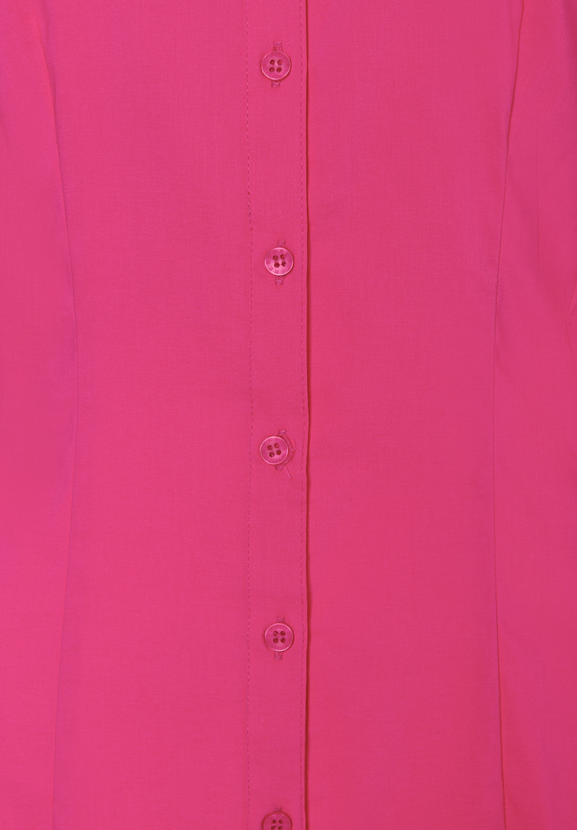Nahaufnahme einer pinkfarbenen MORE & MORE Bluse mit Knopfleiste aus Popeline. Nahaufnahme einer pinkfarbenen MORE & MORE Bluse mit Knopfleiste aus Popeline.