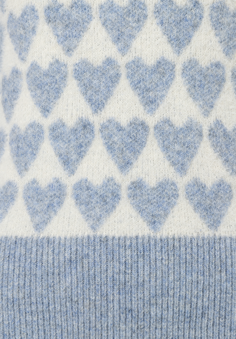MORE & MORE Strickpullover mit hellblauen Herzen auf weißem Grund. Rippstrickbündchen in Hellblau. MORE & MORE Strickpullover mit hellblauen Herzen auf weißem Grund. Rippstrickbündchen in Hellblau.