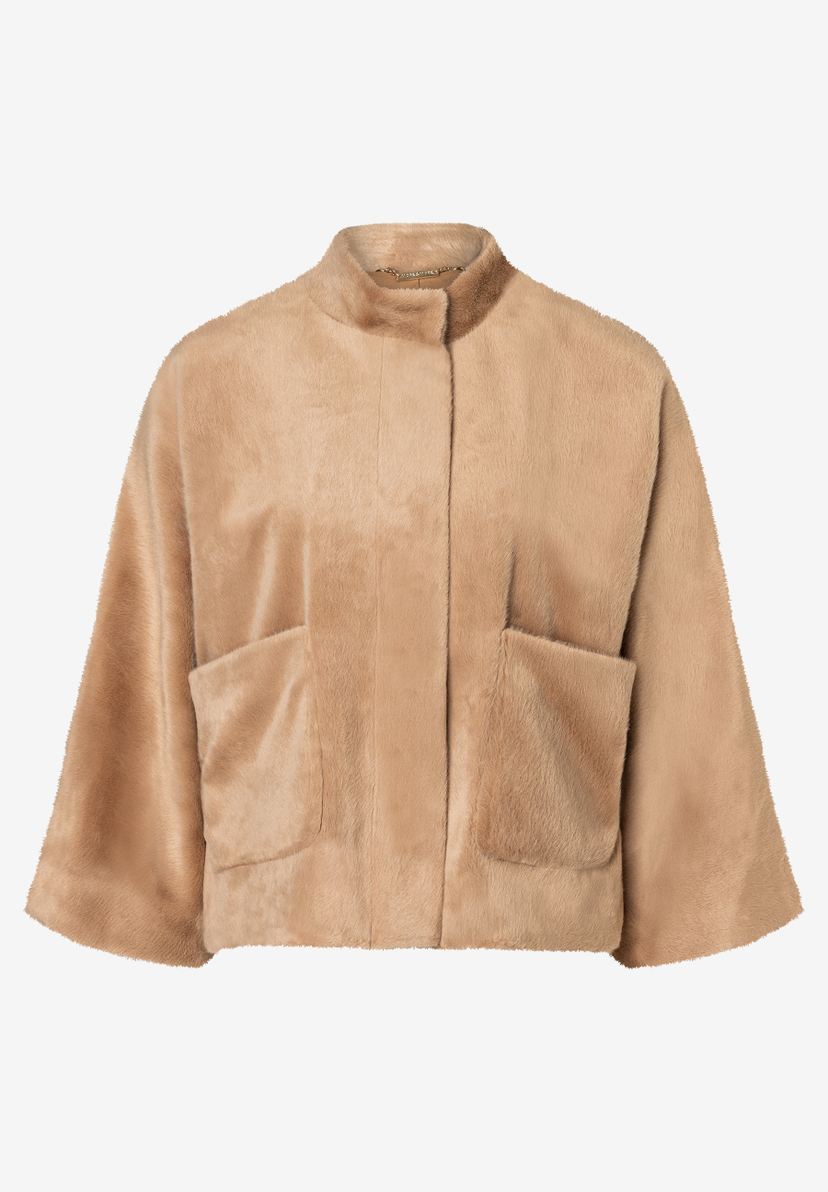 Eine wärmende, beigefarbene MORE & MORE Jacke aus Kunstfell mit Taschen und Stehkragen. Eine wärmende, beigefarbene MORE & MORE Jacke aus Kunstfell mit Taschen und Stehkragen.