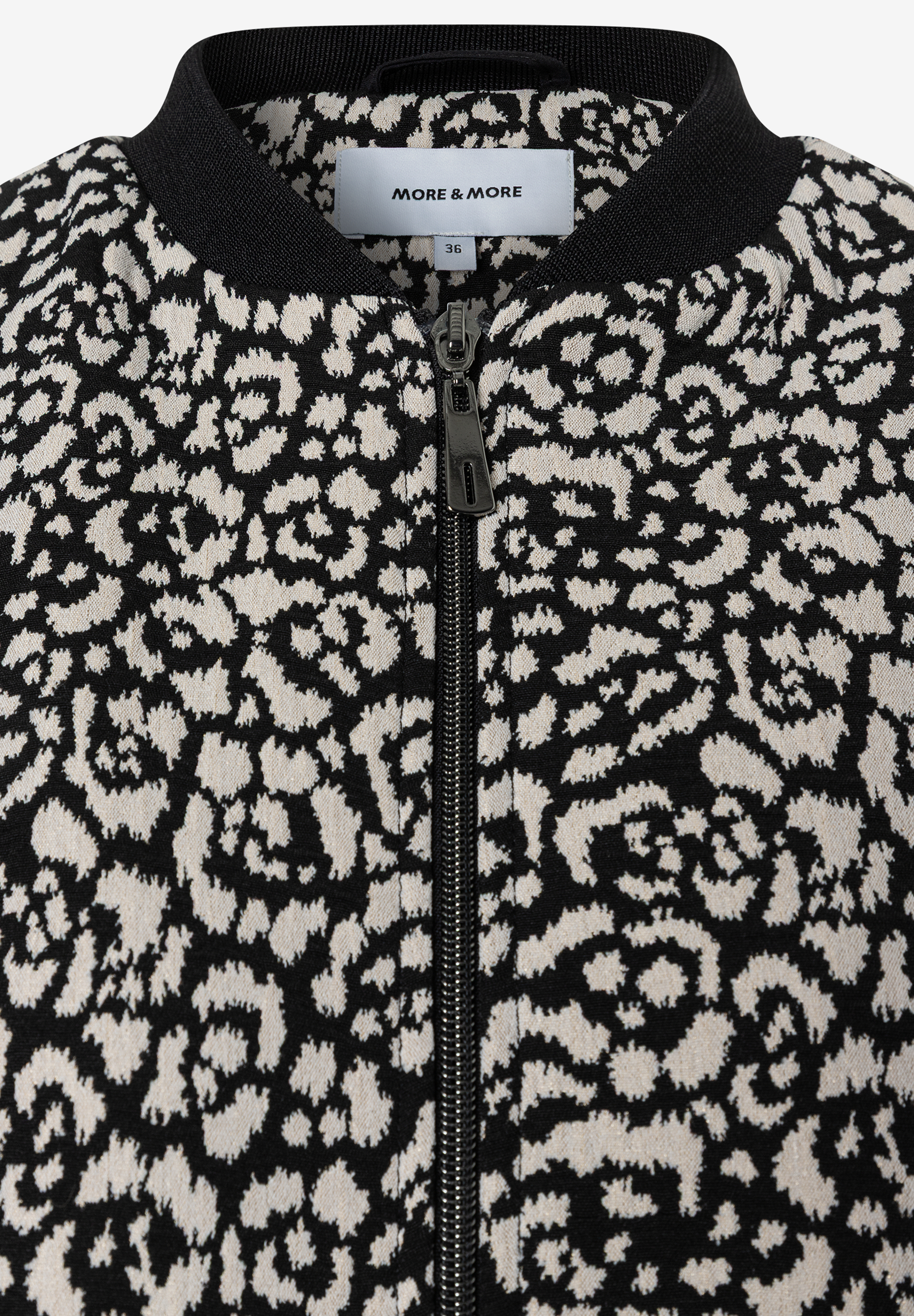 MORE & MORE Blazer mit schwarzem Animal-Print, Reißverschluss, Kragen und Bündchen. Angenehmer Tragekomfort, elastisch. MORE & MORE Blazer mit schwarzem Animal-Print, Reißverschluss, Kragen und Bündchen. Angenehmer Tragekomfort, elastisch.