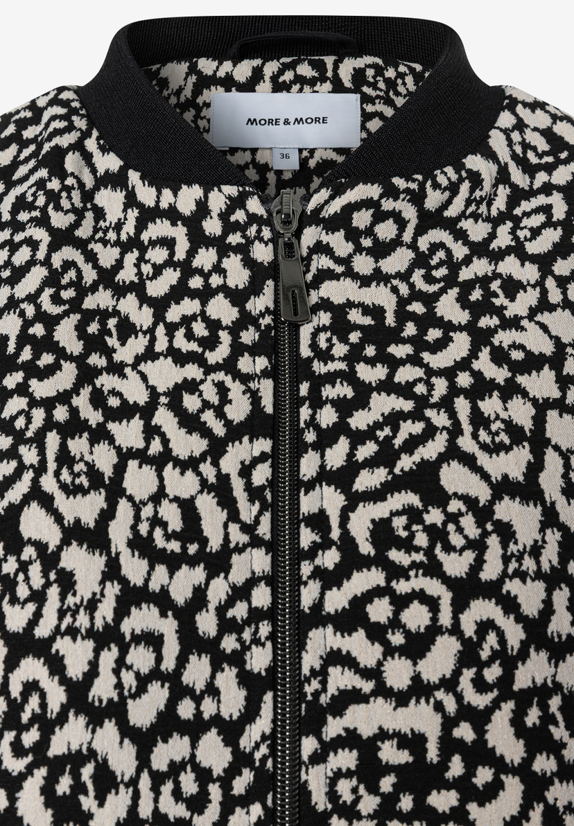 MORE & MORE Blazer mit schwarzem Animal-Print, Reißverschluss, Kragen und Bündchen. Angenehmer Tragekomfort, elastisch. MORE & MORE Blazer mit schwarzem Animal-Print, Reißverschluss, Kragen und Bündchen. Angenehmer Tragekomfort, elastisch.
