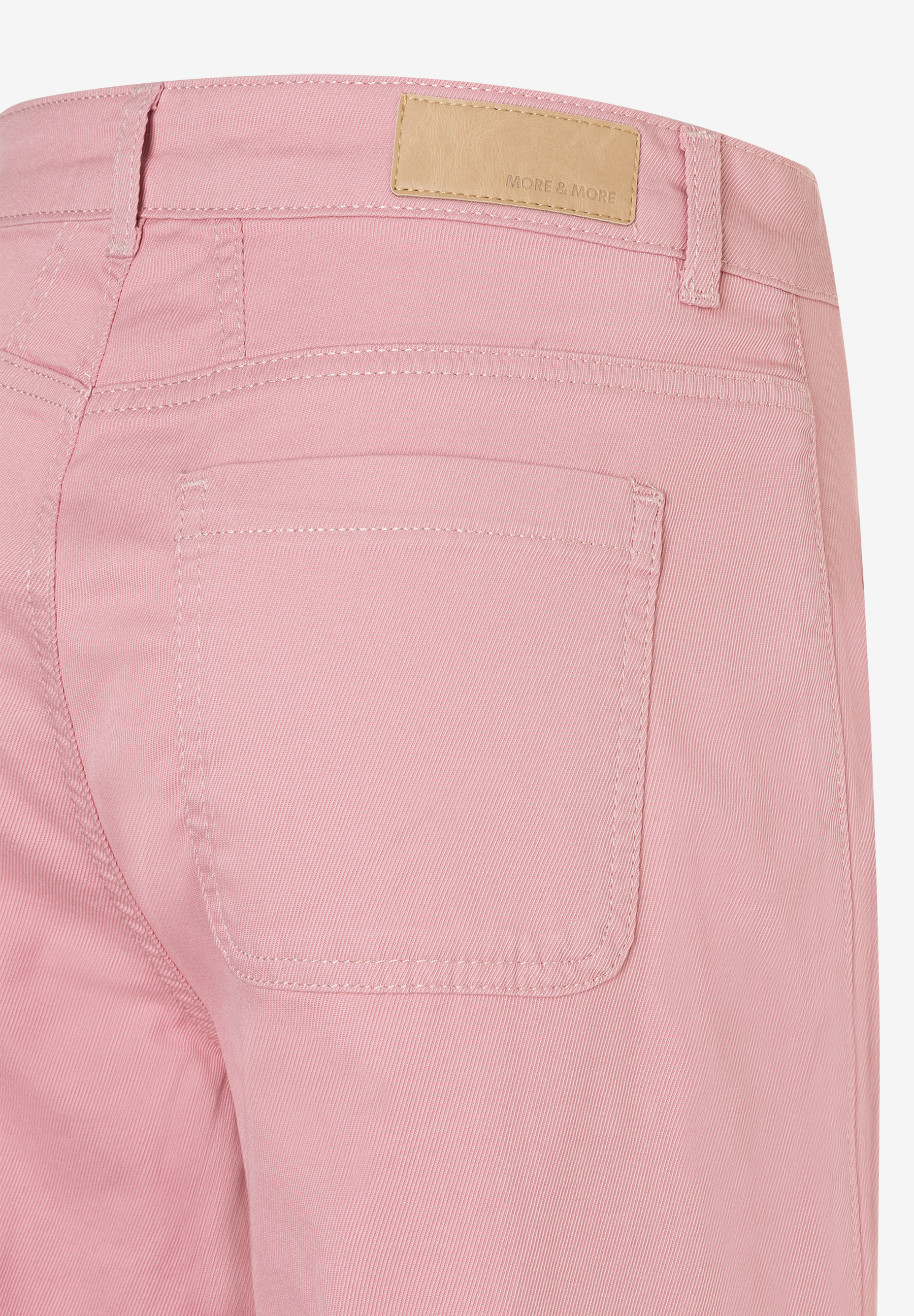 Nahaufnahme der MORE & MORE Jeans in Rosa mit Gesäßtasche und Logo-Patch. Nahaufnahme der MORE & MORE Jeans in Rosa mit Gesäßtasche und Logo-Patch.
