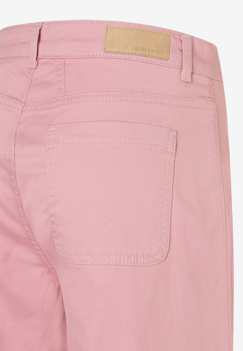 Nahaufnahme der MORE & MORE Jeans in Rosa mit Gesäßtasche und Logo-Patch. Nahaufnahme der MORE & MORE Jeans in Rosa mit Gesäßtasche und Logo-Patch.