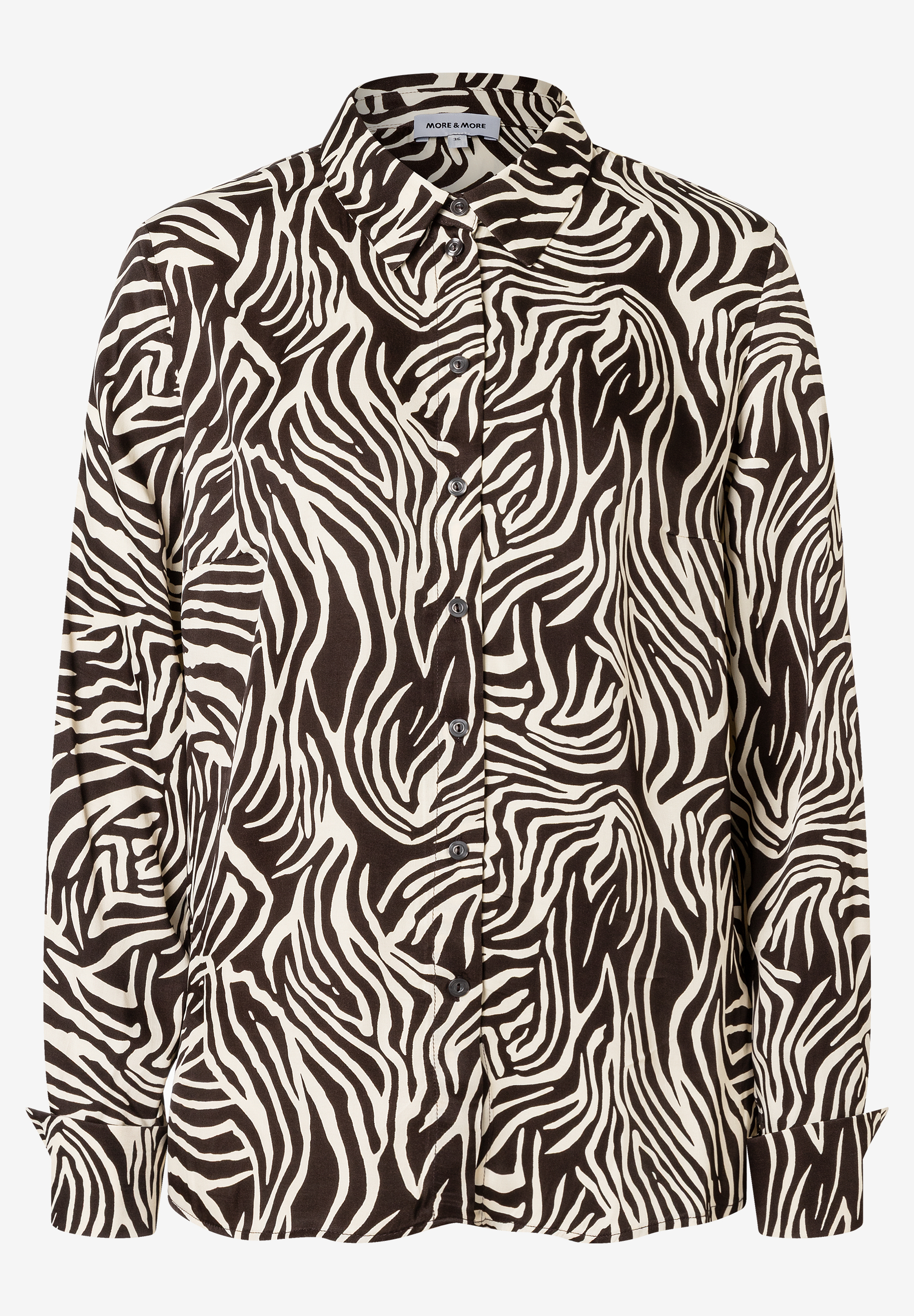 Eine MORE & MORE Bluse mit braun-weißem Zebramuster und durchgehender Knopfleiste. Eine MORE & MORE Bluse mit braun-weißem Zebramuster und durchgehender Knopfleiste.