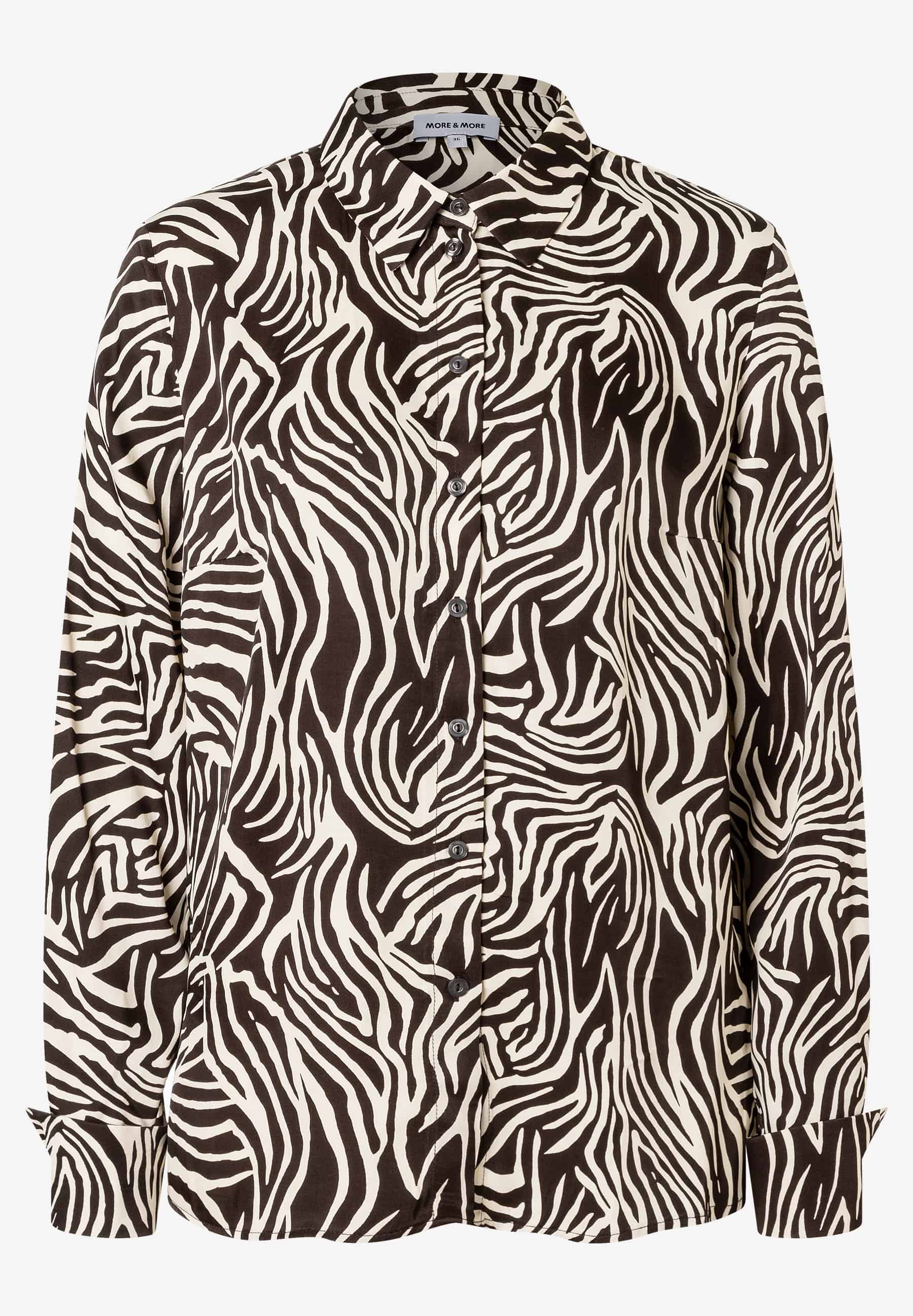 Eine MORE & MORE Bluse mit braun-weißem Zebramuster und durchgehender Knopfleiste. Eine MORE & MORE Bluse mit braun-weißem Zebramuster und durchgehender Knopfleiste.
