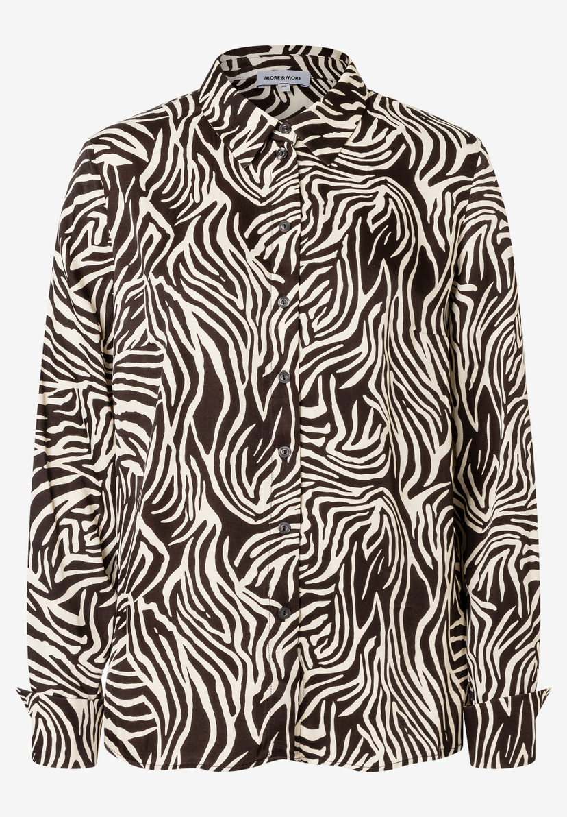 Eine MORE & MORE Bluse mit braun-weißem Zebramuster und durchgehender Knopfleiste. Eine MORE & MORE Bluse mit braun-weißem Zebramuster und durchgehender Knopfleiste.