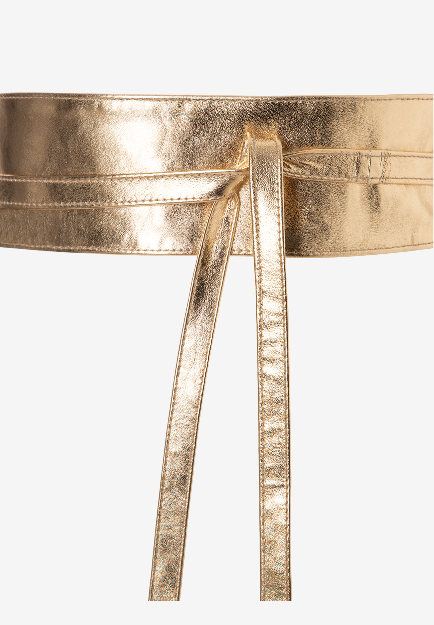 Nahaufnahme von MORE & MORE Echtleder-Gürtel in Gold mit Bindebändern. Nahaufnahme von MORE & MORE Echtleder-Gürtel in Gold mit Bindebändern.