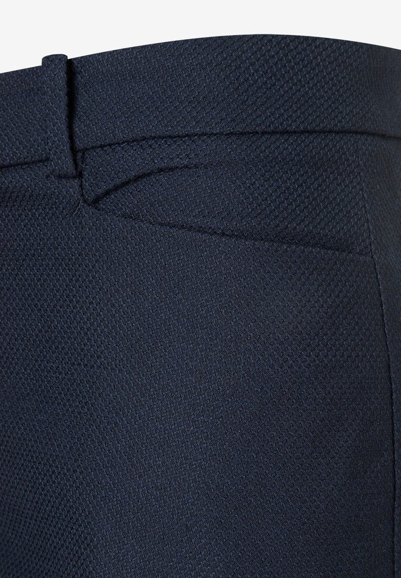 MORE & MORE Jeans: Nahaufnahme des Bunds einer dunkelblauen Jeanshose aus einem Stoff mit diagonalem Webmuster.