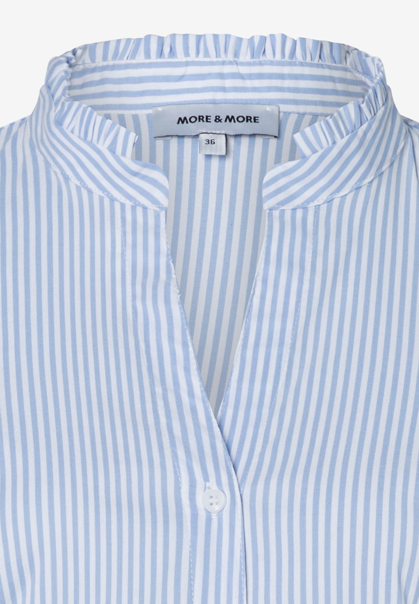 Nahaufnahme einer blau-weiß gestreiften Bluse von MORE & MORE mit Knopfleiste und kleinem Kragen. Nahaufnahme einer blau-weiß gestreiften Bluse von MORE & MORE mit Knopfleiste und kleinem Kragen.