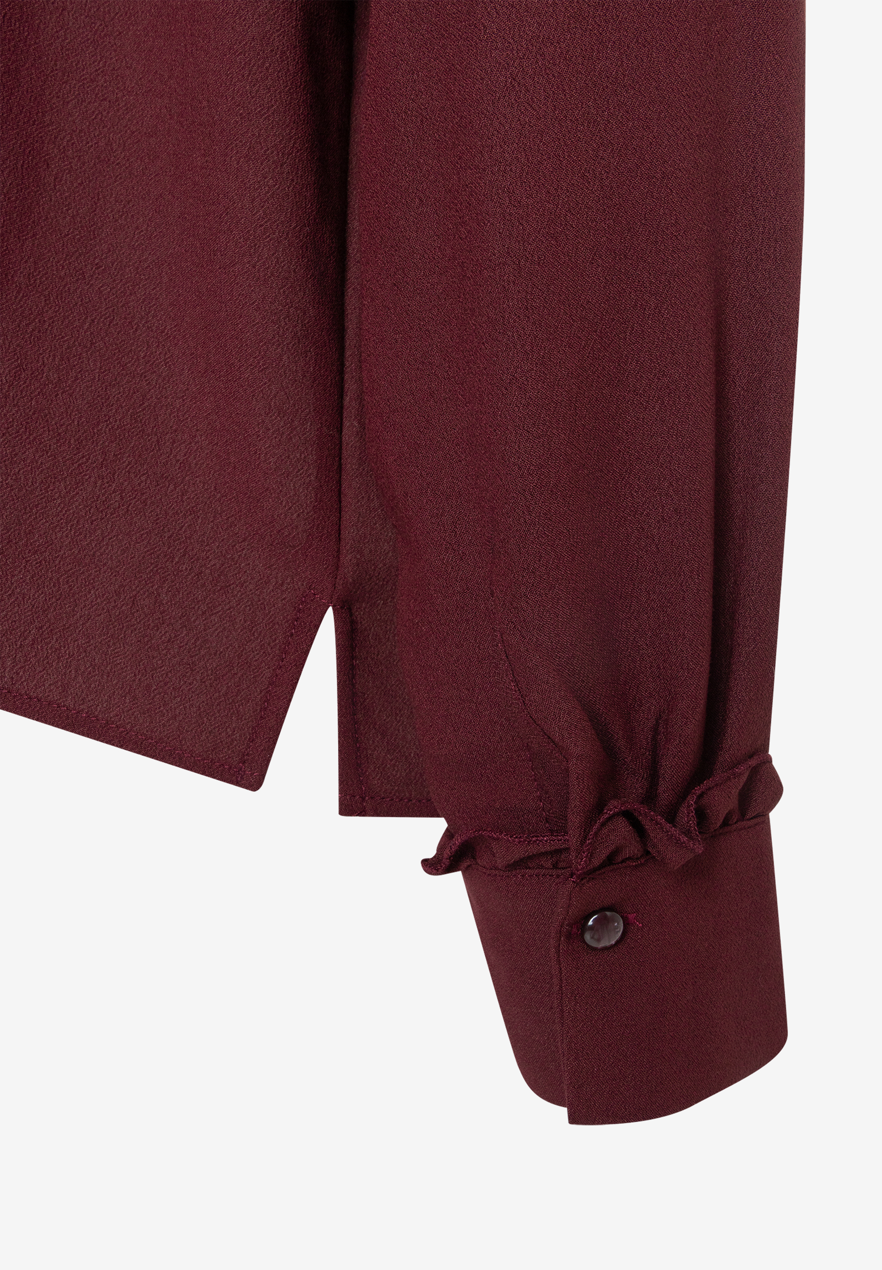 MORE & MORE Bluse: Detailaufnahme des Ärmels mit Rüschenmanschette in Weinrot. Knopf in dunklem Rot.