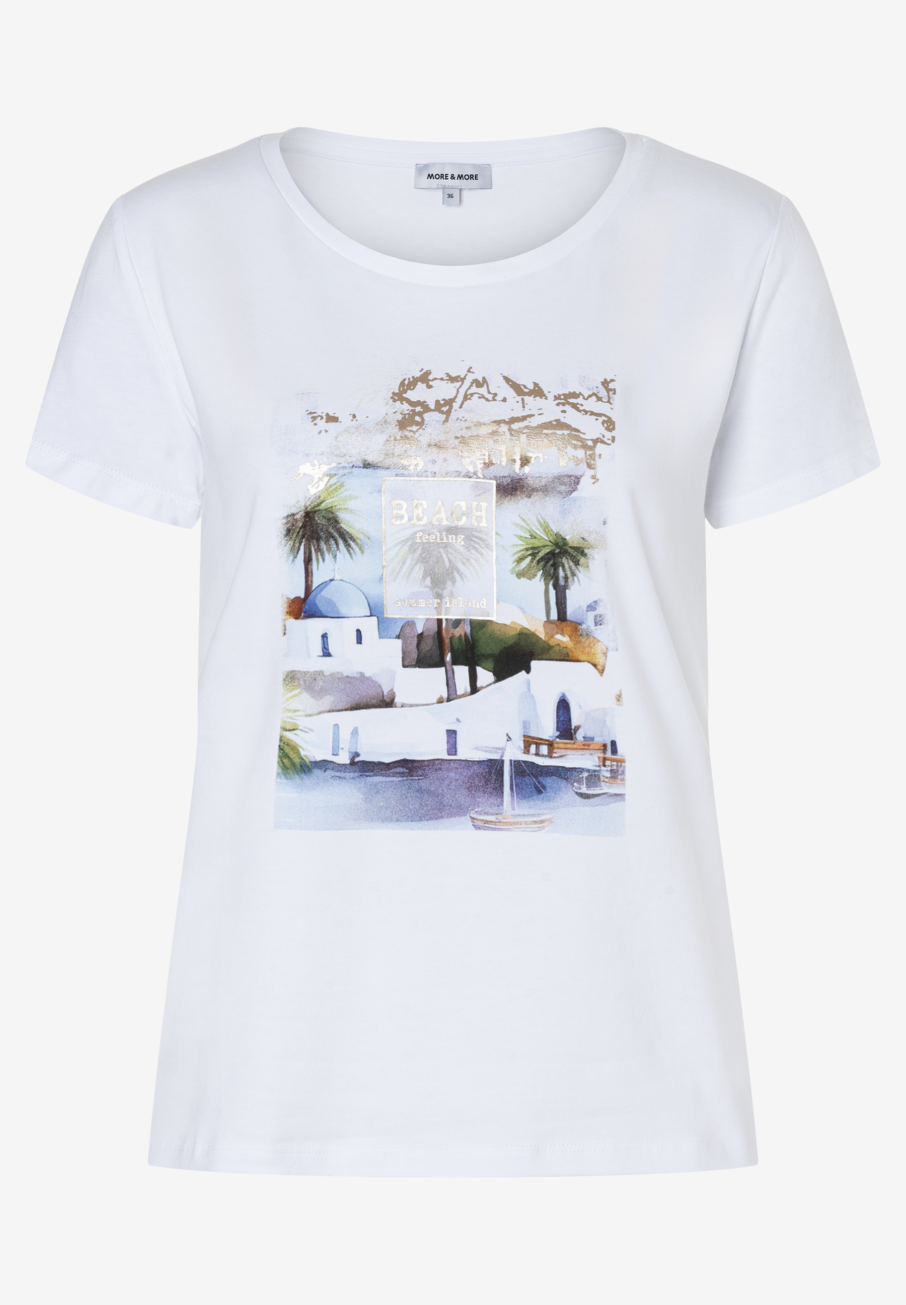 Ein weißes MORE & MORE T-Shirt mit einem Strandmotiv auf der Vorderseite. Ein weißes MORE & MORE T-Shirt mit einem Strandmotiv auf der Vorderseite.