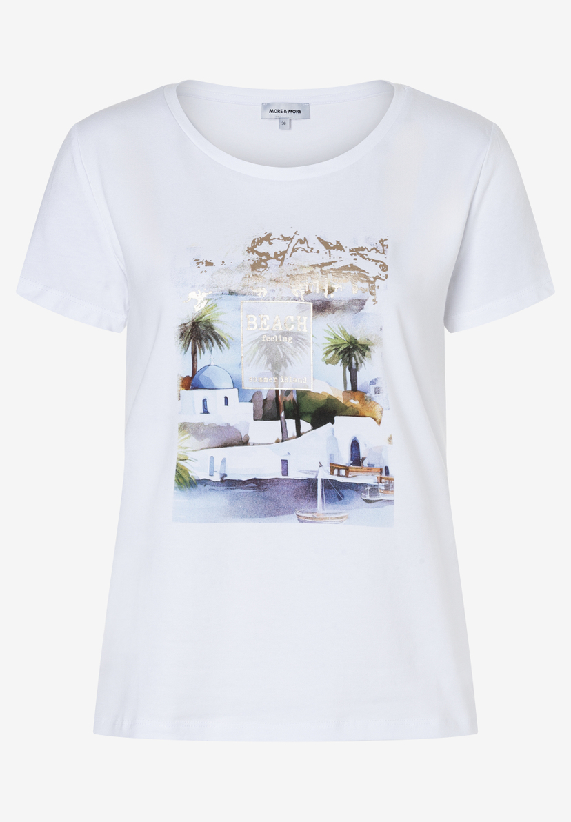 Ein weißes MORE & MORE T-Shirt mit einem Strandmotiv auf der Vorderseite. Ein weißes MORE & MORE T-Shirt mit einem Strandmotiv auf der Vorderseite.