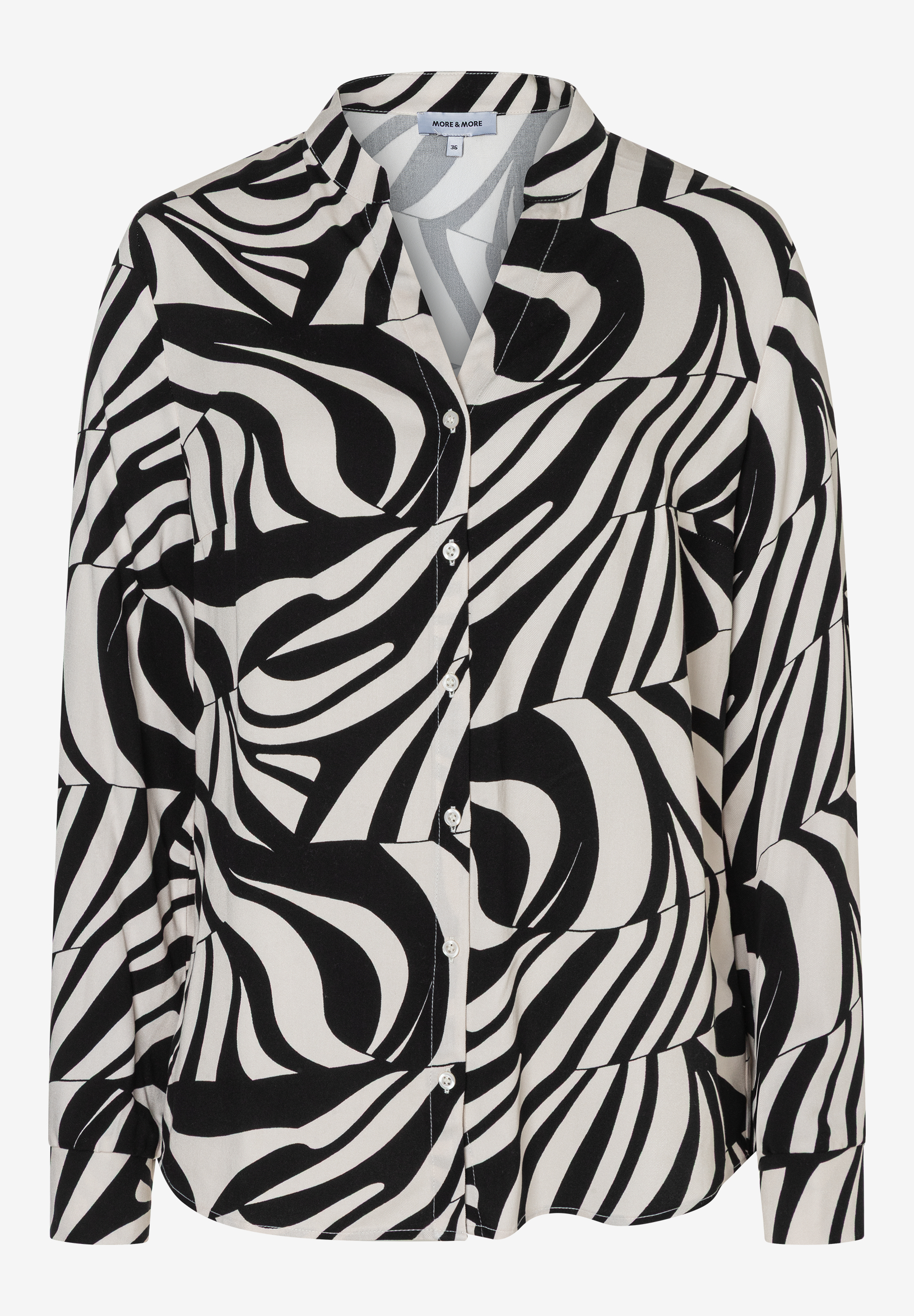Eine MORE & MORE Bluse mit schwarzem, abstraktem Muster auf hellem Grund. Knopfleiste vorne. Eine MORE & MORE Bluse mit schwarzem, abstraktem Muster auf hellem Grund. Knopfleiste vorne.