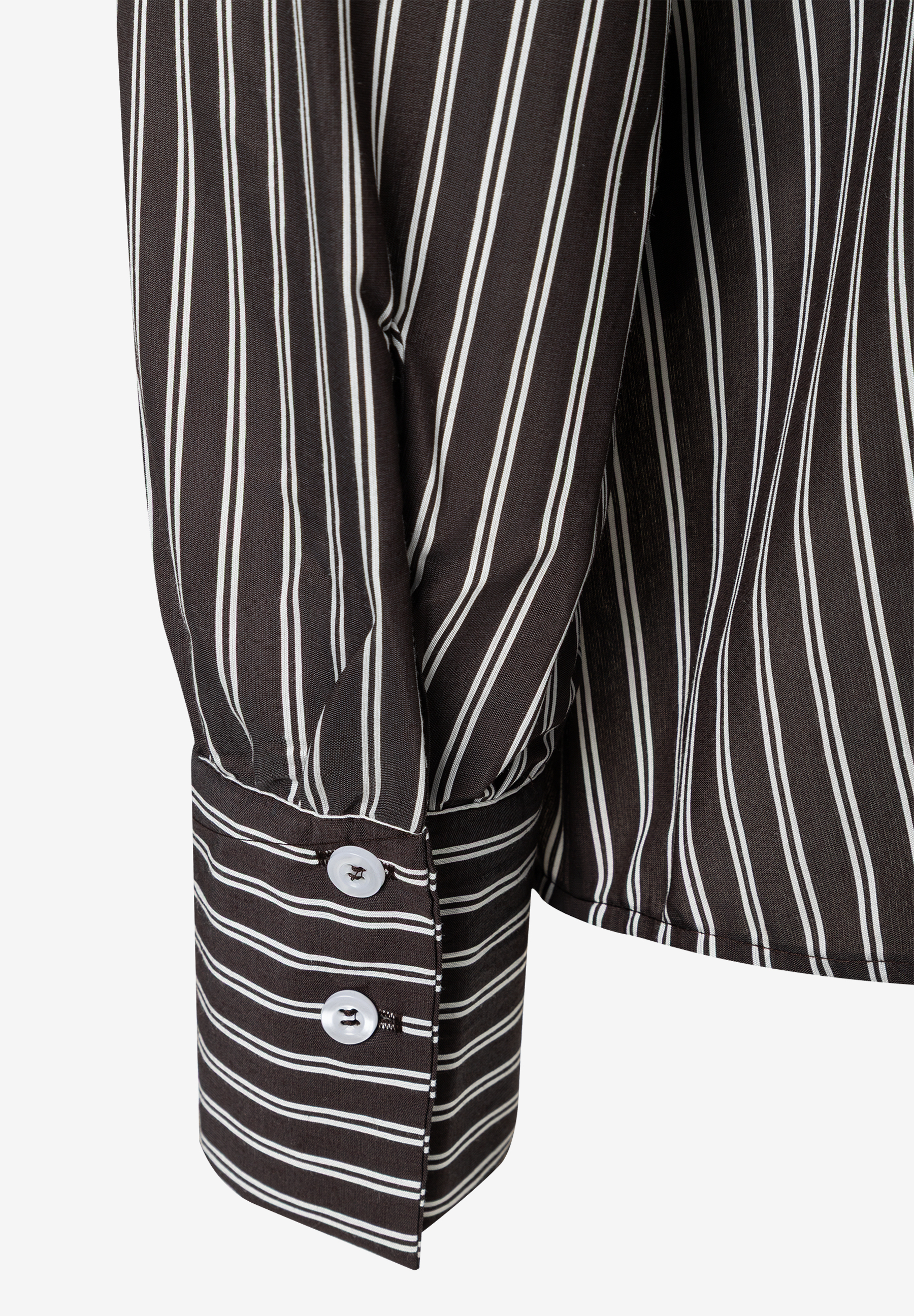 MORE & MORE Damenbluse mit schwarz-weiß gestreiften Ärmeln und Manschetten mit zwei Knöpfen. MORE & MORE Damenbluse mit schwarz-weiß gestreiften Ärmeln und Manschetten mit zwei Knöpfen.