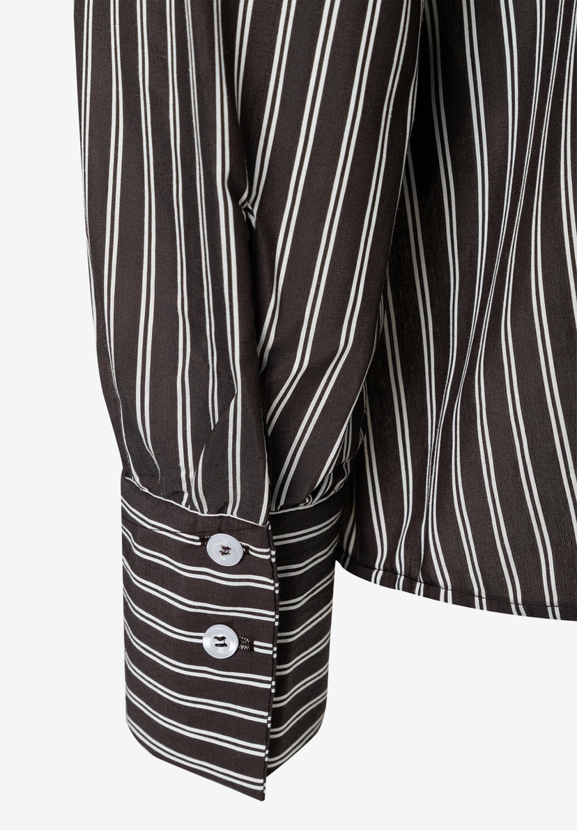 MORE & MORE Damenbluse mit schwarz-weiß gestreiften Ärmeln und Manschetten mit zwei Knöpfen. MORE & MORE Damenbluse mit schwarz-weiß gestreiften Ärmeln und Manschetten mit zwei Knöpfen.