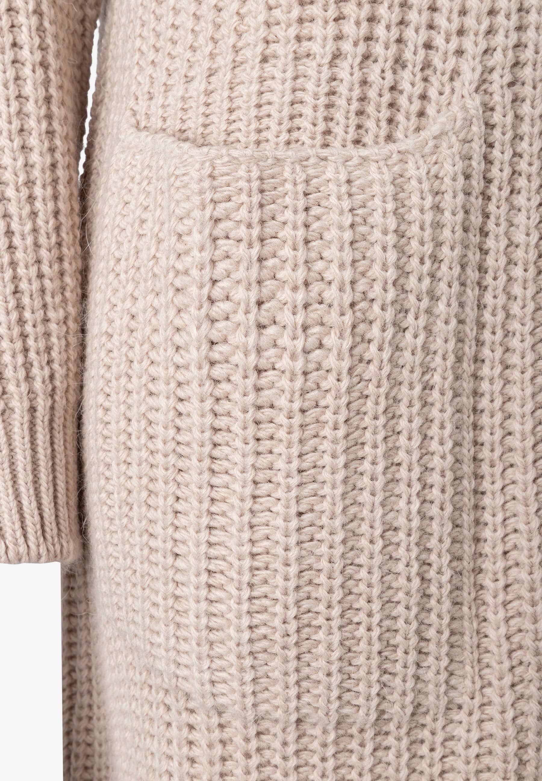 MORE & MORE Grobstrick-Pullover aus geripptem, elastischem Material mit weichem Griff. Detailansicht der linken Seite. MORE & MORE Grobstrick-Pullover aus geripptem, elastischem Material mit weichem Griff. Detailansicht der linken Seite.