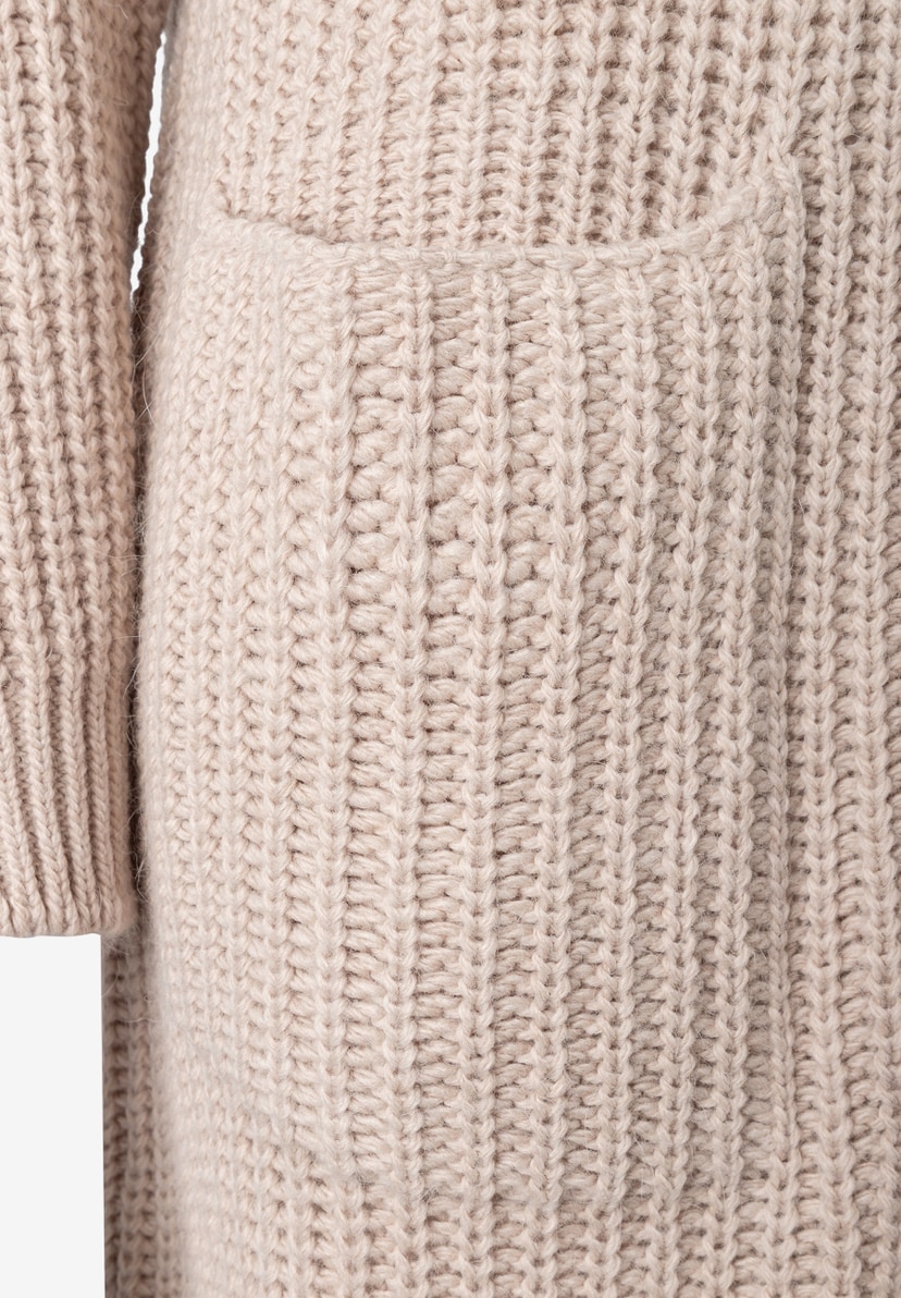MORE & MORE Grobstrick-Pullover aus geripptem, elastischem Material mit weichem Griff. Detailansicht der linken Seite. MORE & MORE Grobstrick-Pullover aus geripptem, elastischem Material mit weichem Griff. Detailansicht der linken Seite.