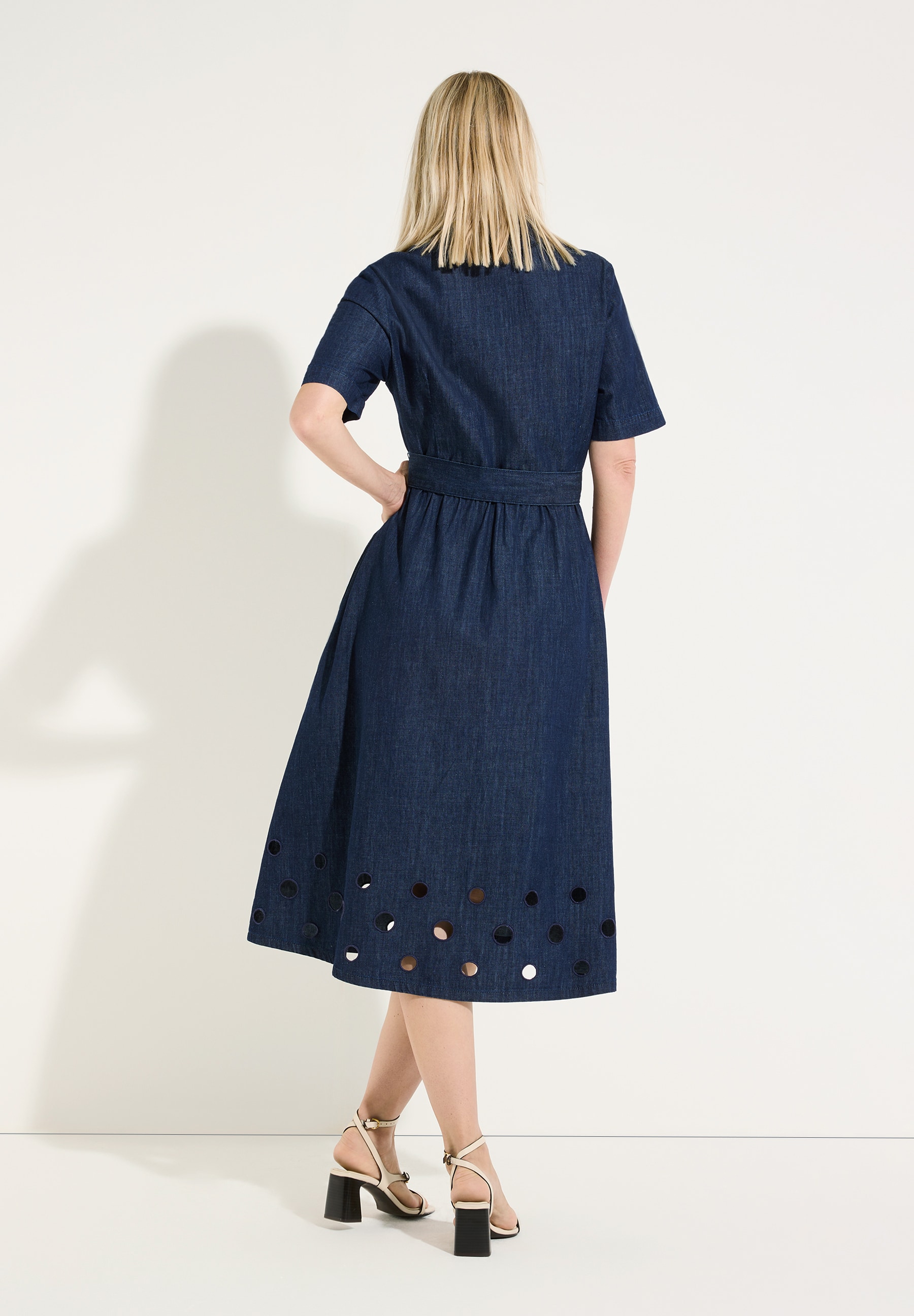 MORE & MORE Damen Denimkleid mit ausgestanztem Muster, angenehmem Tragekomfort und hautfreundlichem Material MORE & MORE Damen Denimkleid mit ausgestanztem Muster, angenehmem Tragekomfort und hautfreundlichem Material