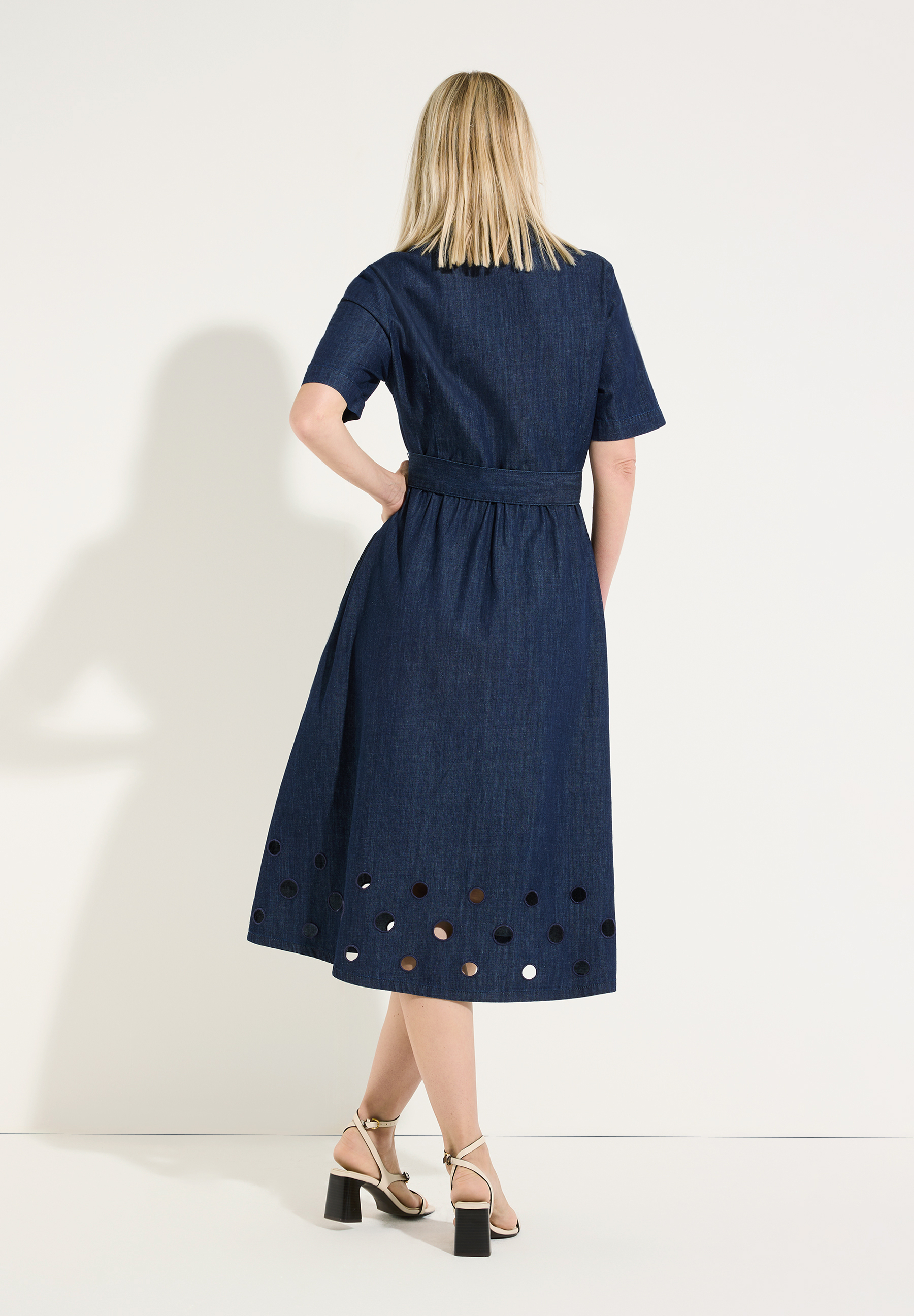 MORE & MORE Damen Denimkleid mit ausgestanztem Muster, angenehmem Tragekomfort und hautfreundlichem Material MORE & MORE Damen Denimkleid mit ausgestanztem Muster, angenehmem Tragekomfort und hautfreundlichem Material