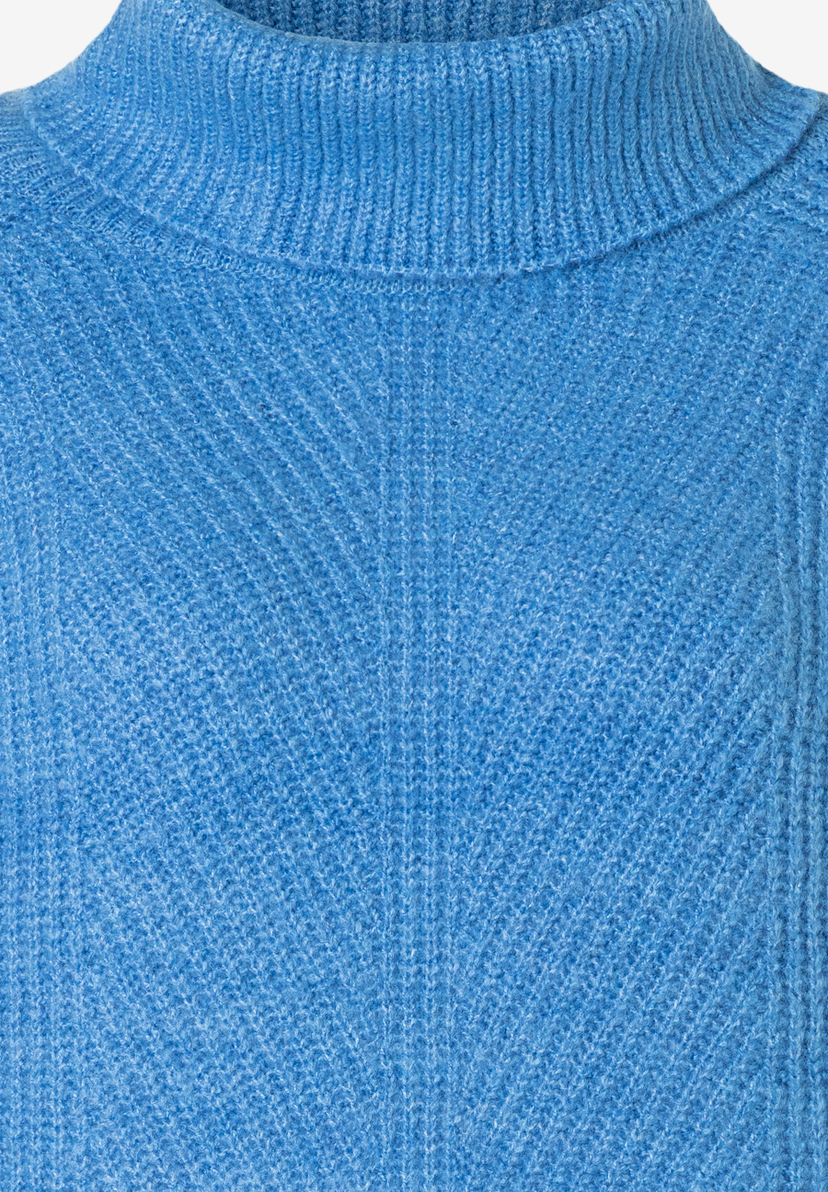 Nahaufnahme eines hellblauen MORE & MORE Rippstrick-Pullovers mit Rollkragen, der warm und angenehm weich ist. Nahaufnahme eines hellblauen MORE & MORE Rippstrick-Pullovers mit Rollkragen, der warm und angenehm weich ist.