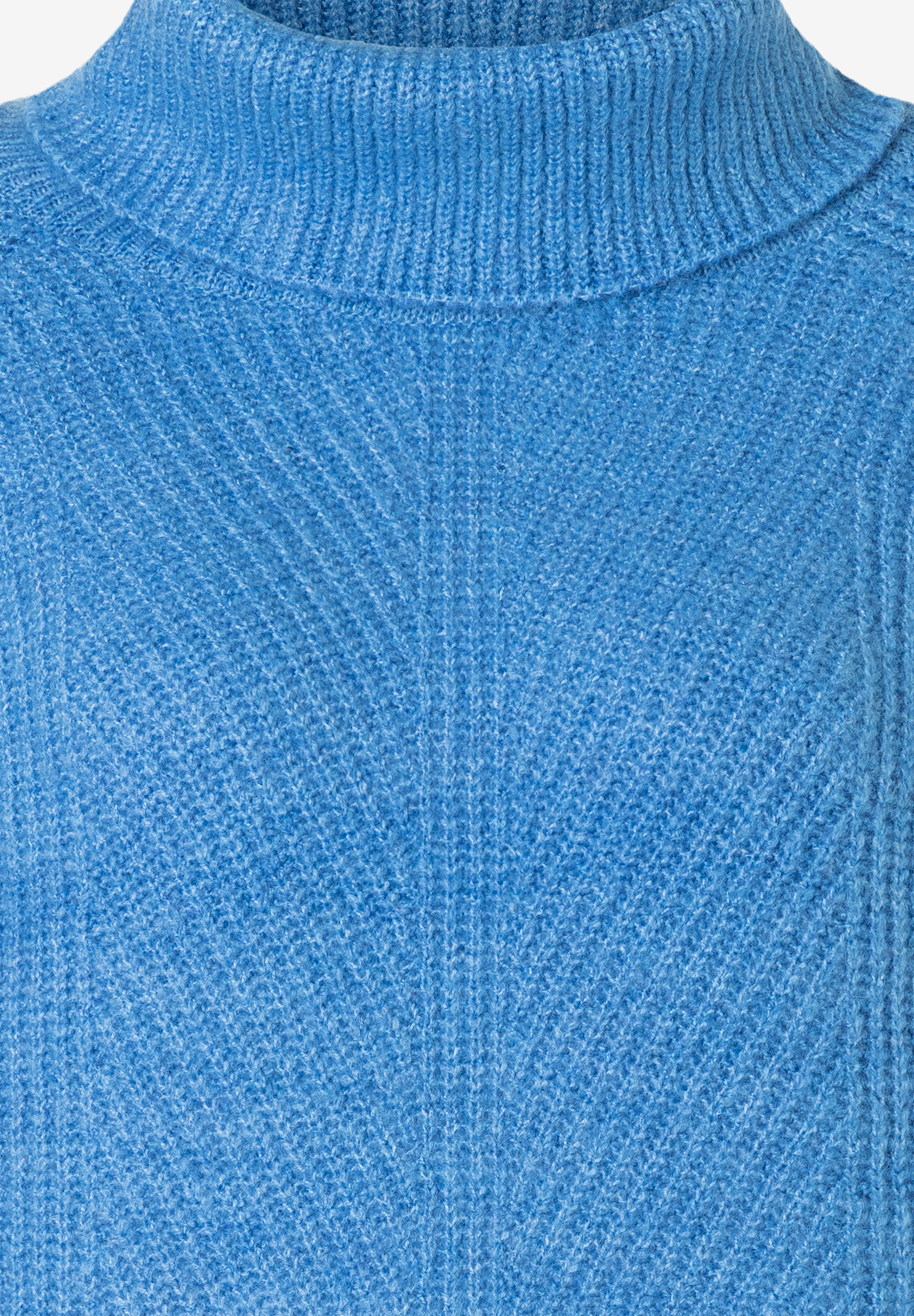 Nahaufnahme eines hellblauen MORE & MORE Rippstrick-Pullovers mit Rollkragen, der warm und angenehm weich ist. Nahaufnahme eines hellblauen MORE & MORE Rippstrick-Pullovers mit Rollkragen, der warm und angenehm weich ist.