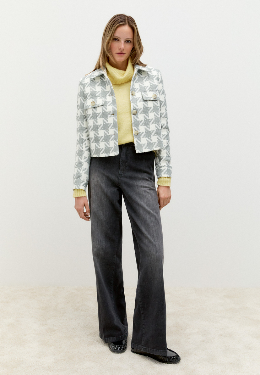 Eine Frau trägt einen MORE & MORE Blazer mit Sternmuster, kombiniert mit Jeans und einem gelben Rollkragenpullover. Eine Frau trägt einen MORE & MORE Blazer mit Sternmuster, kombiniert mit Jeans und einem gelben Rollkragenpullover.