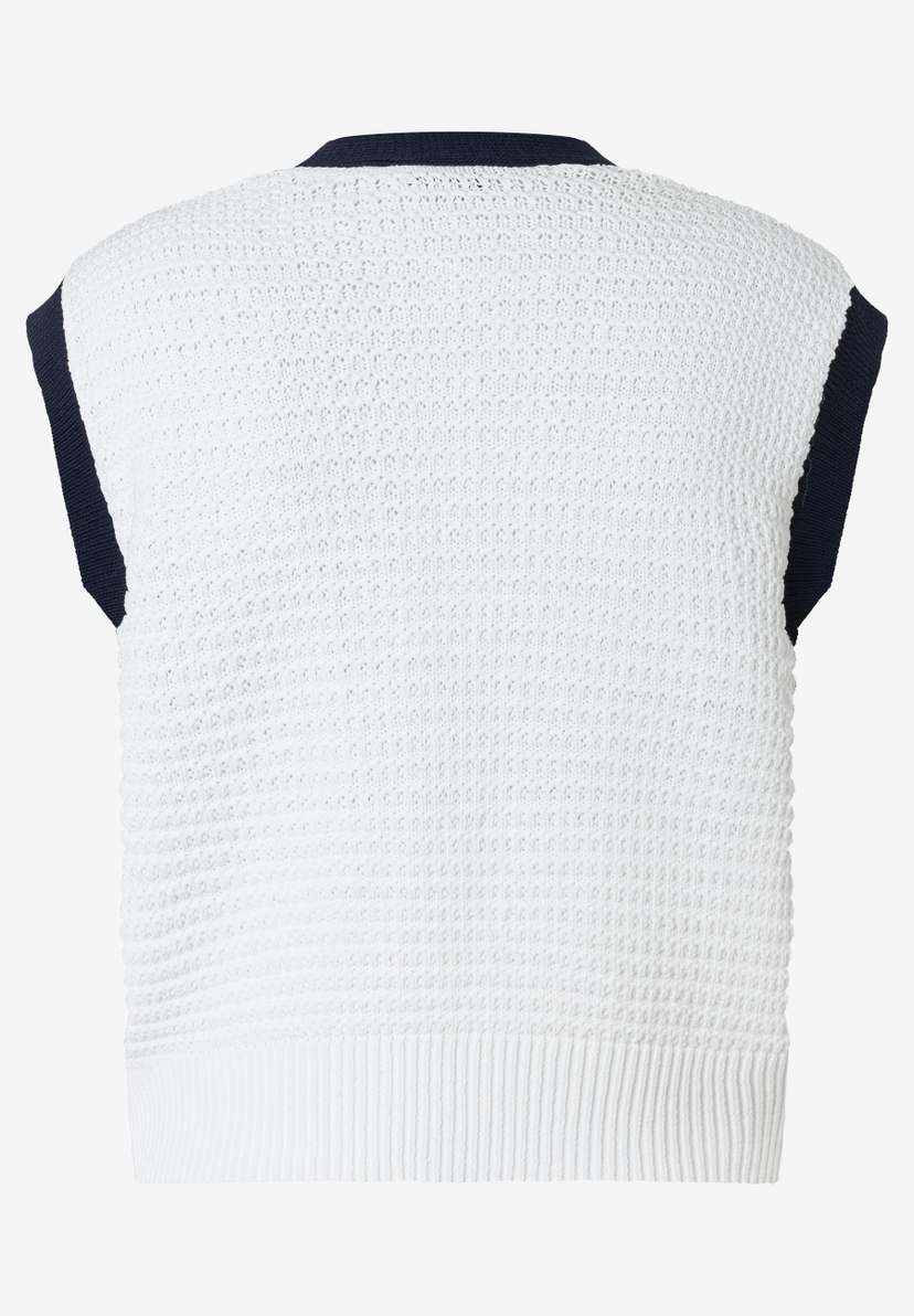 Rückansicht eines weißen MORE & MORE Strukturstrick-Pullovers mit dunkelblauen Details. Rückansicht eines weißen MORE & MORE Strukturstrick-Pullovers mit dunkelblauen Details.
