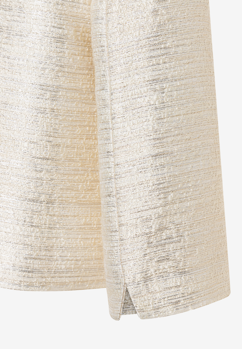 Nahaufnahme eines MORE & MORE Blazers aus strukturiertem, schimmerndem Stoff vor hellem Hintergrund.