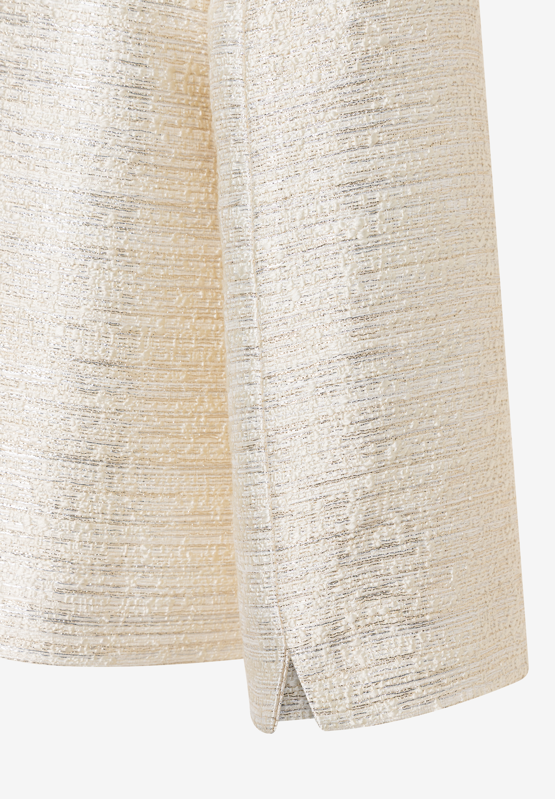 Nahaufnahme eines MORE & MORE Blazers aus strukturiertem, schimmerndem Stoff vor hellem Hintergrund. Nahaufnahme eines MORE & MORE Blazers aus strukturiertem, schimmerndem Stoff vor hellem Hintergrund.