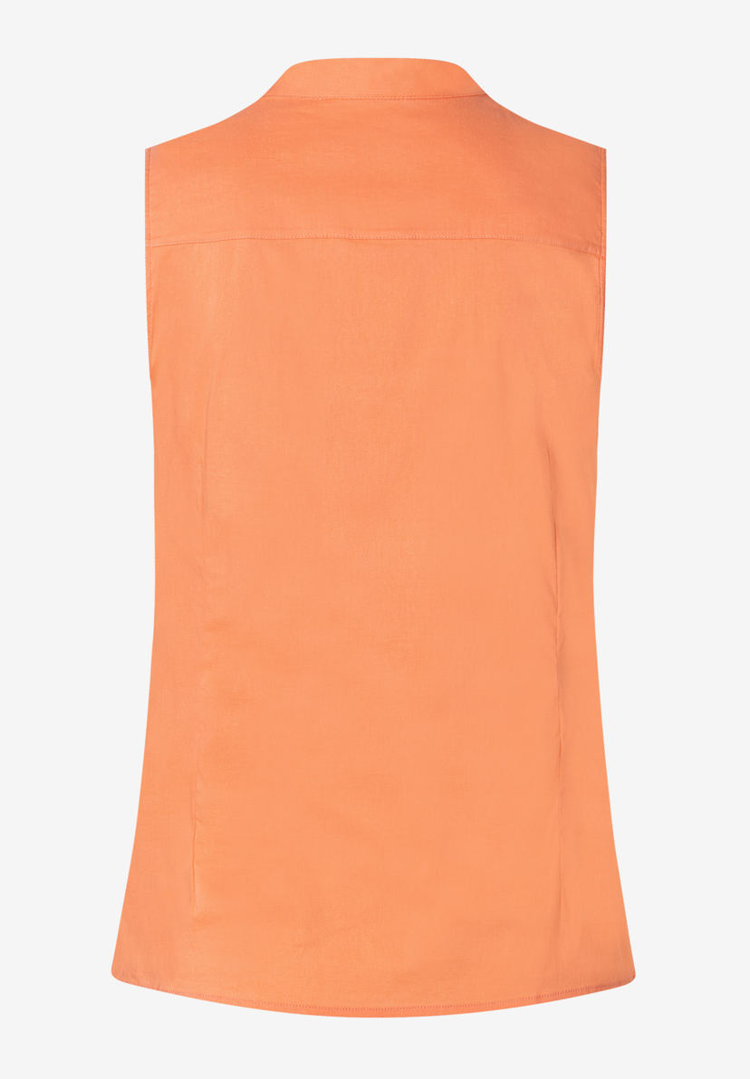Rückenansicht einer korallenroten, ärmellosen Bluse von MORE & MORE aus elastischem Popeline.