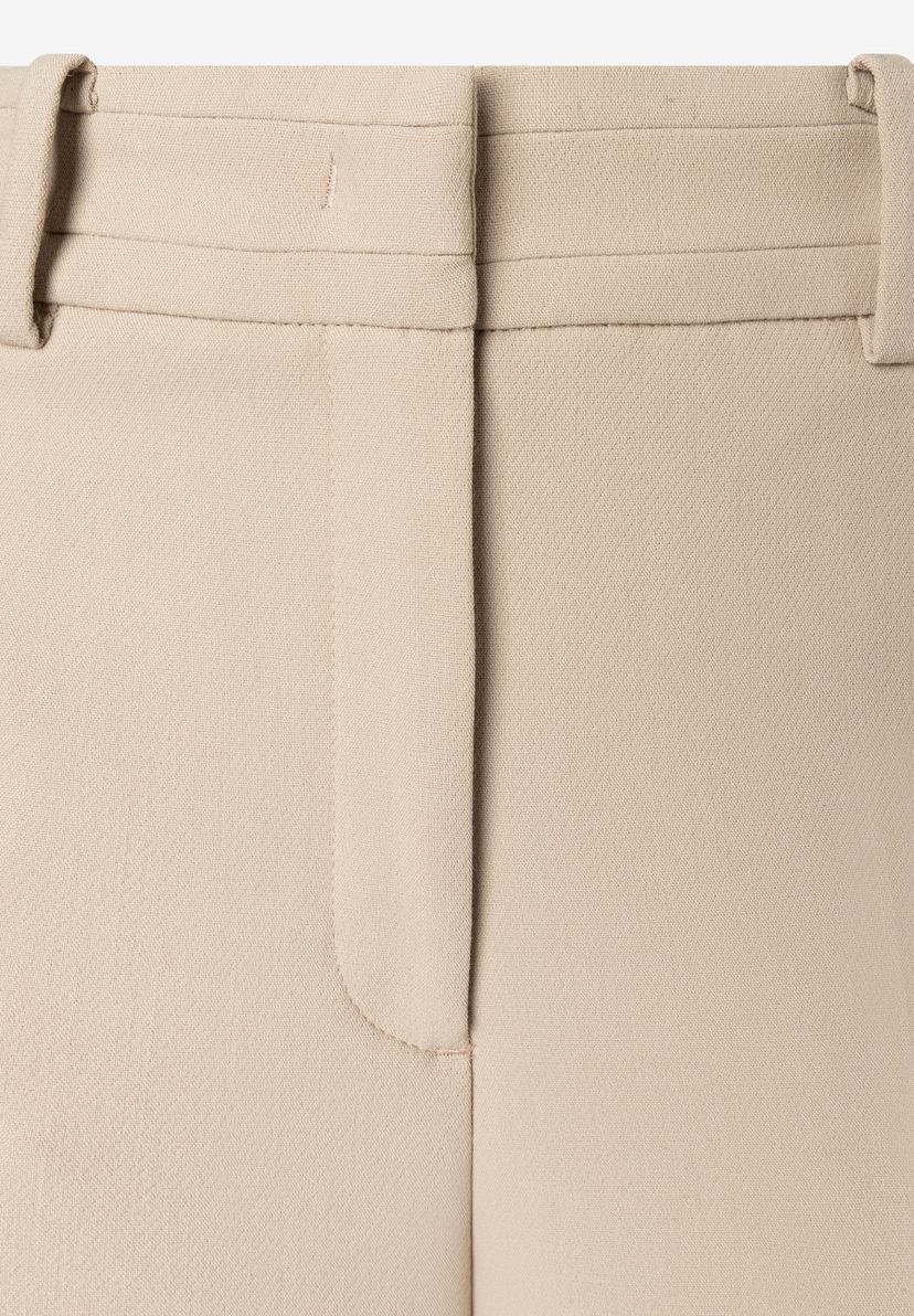 MORE & MORE beigefarbene Webstoff-Hose/Jeans. Gürtelschlaufen und ein angedeuteter Verschluss sind sichtbar. MORE & MORE beigefarbene Webstoff-Hose/Jeans. Gürtelschlaufen und ein angedeuteter Verschluss sind sichtbar.