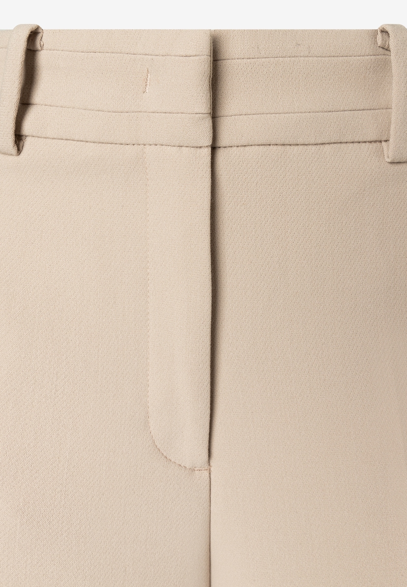 MORE & MORE beigefarbene Webstoff-Hose/Jeans. Gürtelschlaufen und ein angedeuteter Verschluss sind sichtbar. MORE & MORE beigefarbene Webstoff-Hose/Jeans. Gürtelschlaufen und ein angedeuteter Verschluss sind sichtbar.