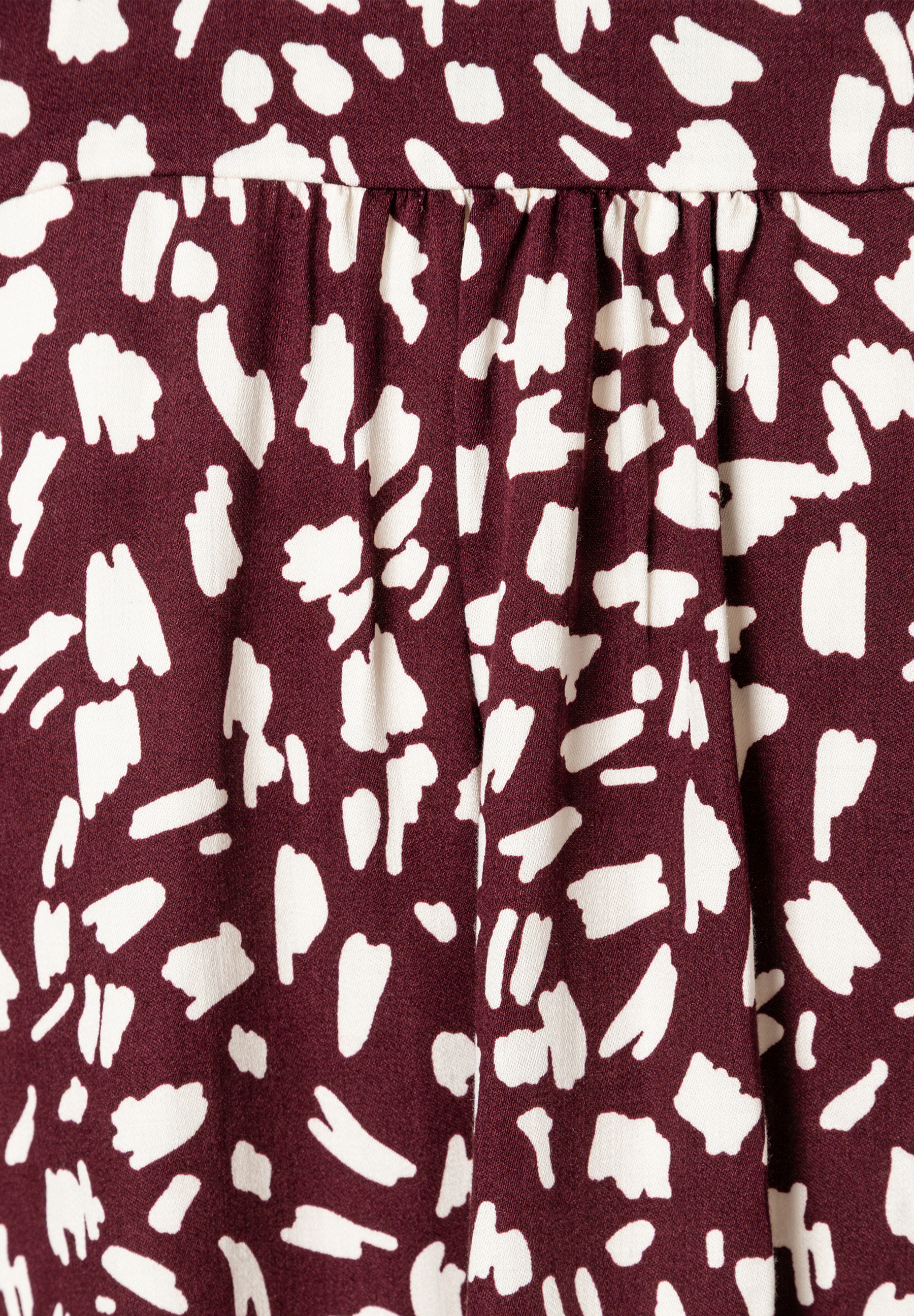 MORE & MORE Bluse: Bordeauxroter Stoff mit unregelmäßigen weißen Flecken, leichter Faltenwurf.