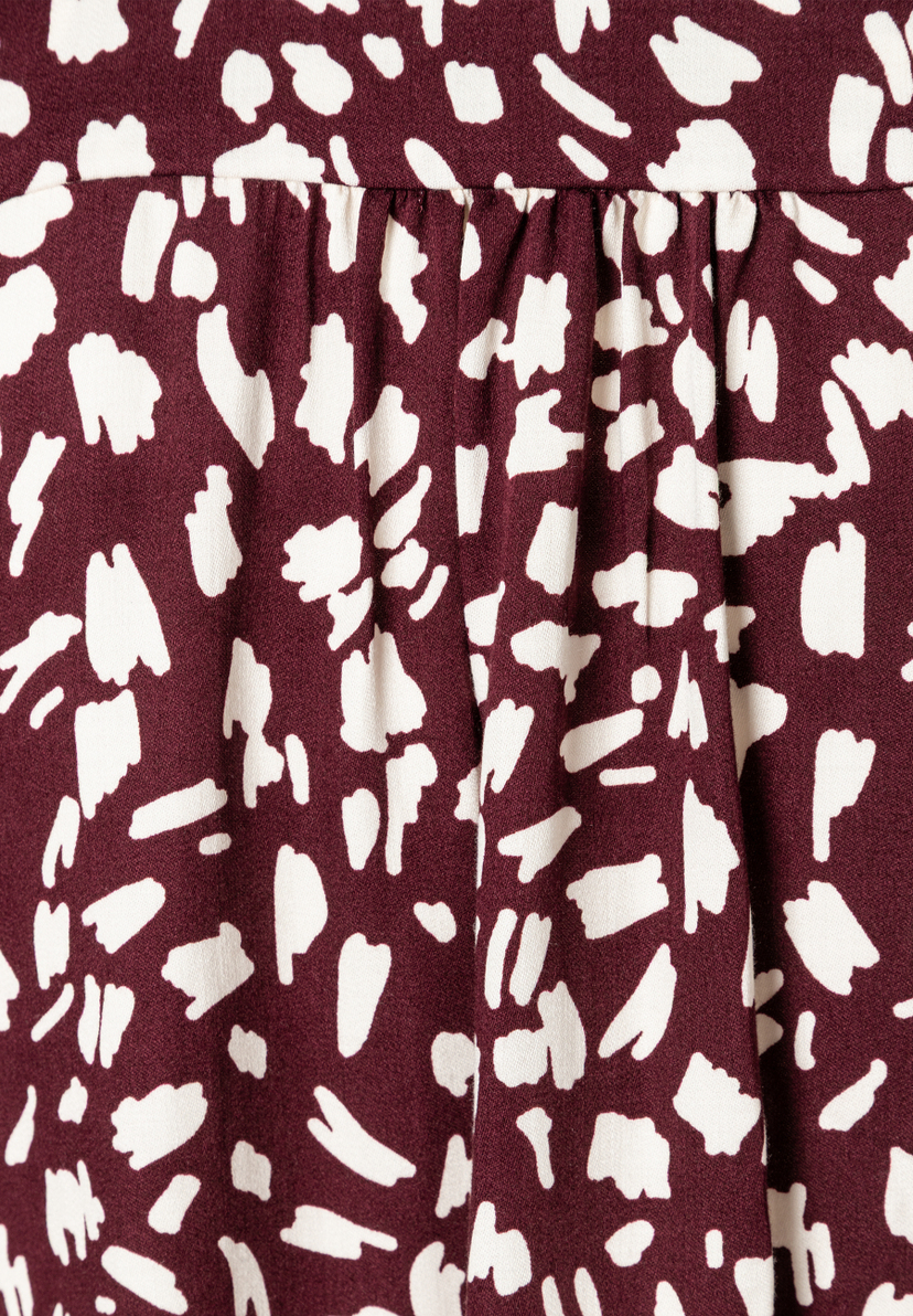 MORE & MORE Bluse: Bordeauxroter Stoff mit unregelmäßigen weißen Flecken, leichter Faltenwurf. MORE & MORE Bluse: Bordeauxroter Stoff mit unregelmäßigen weißen Flecken, leichter Faltenwurf.