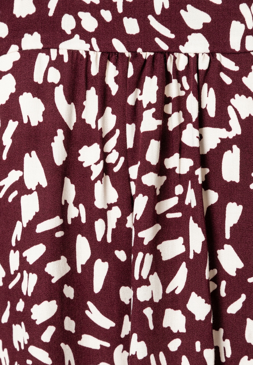 MORE & MORE Viskose-Bluse in Bordeaux mit weißen, abstrakten Fleckenmuster, durchgehende Raffung oben MORE & MORE Viskose-Bluse in Bordeaux mit weißen, abstrakten Fleckenmuster, durchgehende Raffung oben