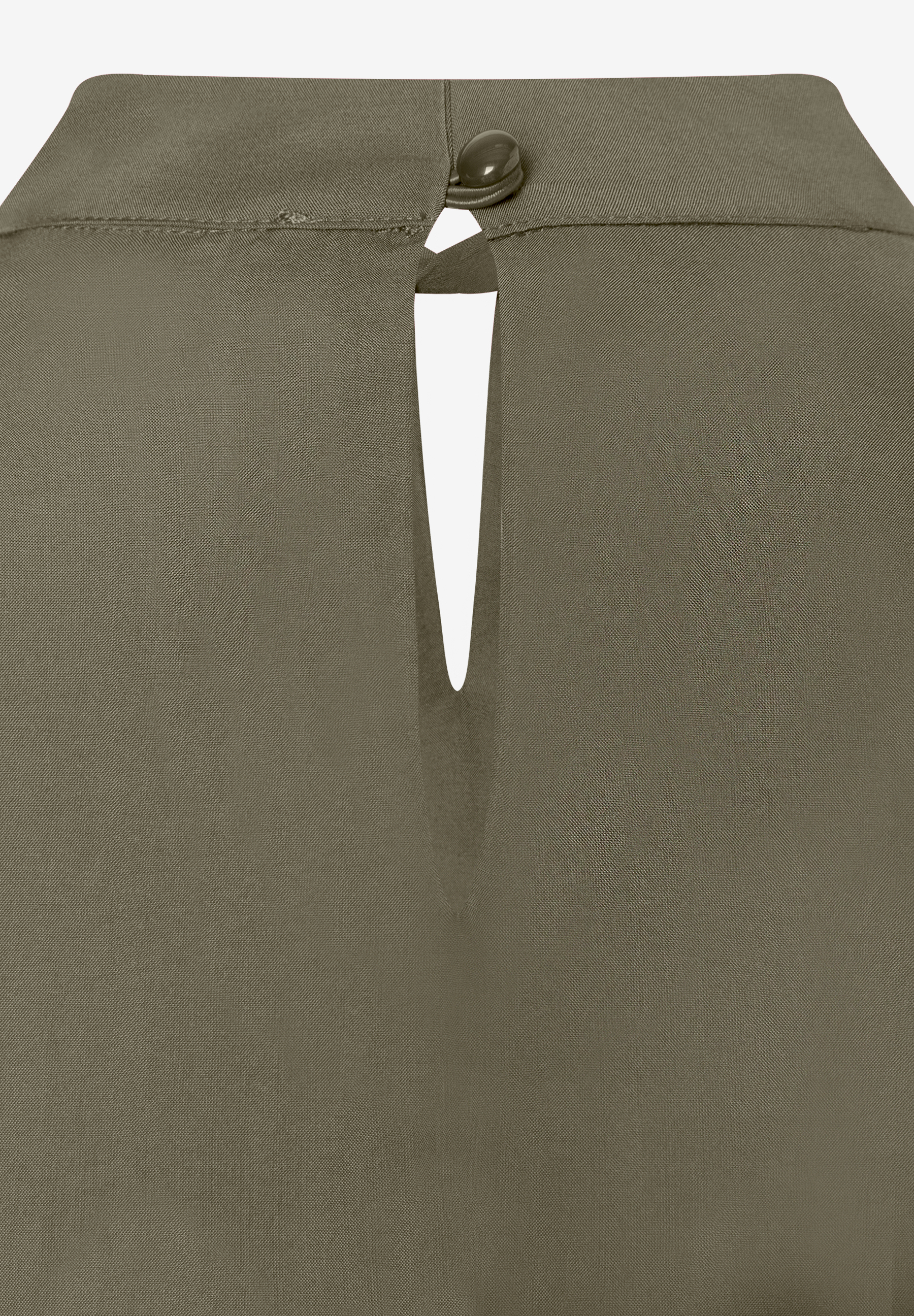 MORE & MORE Bluse: Detailaufnahme des Nackenschlitzes mit einem dunkelgrünen Knopf. MORE & MORE Bluse: Detailaufnahme des Nackenschlitzes mit einem dunkelgrünen Knopf.