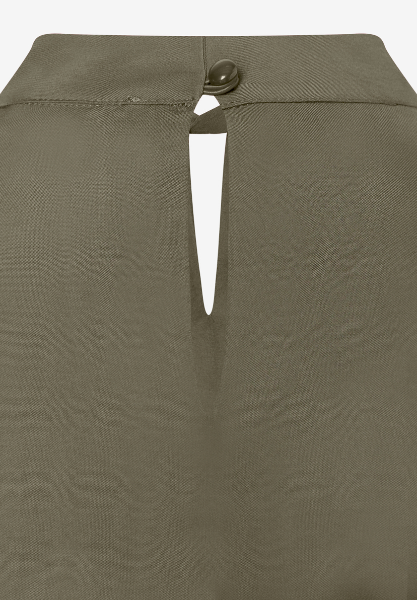 MORE & MORE Bluse: Detailaufnahme des Nackenschlitzes mit einem dunkelgrünen Knopf. MORE & MORE Bluse: Detailaufnahme des Nackenschlitzes mit einem dunkelgrünen Knopf.