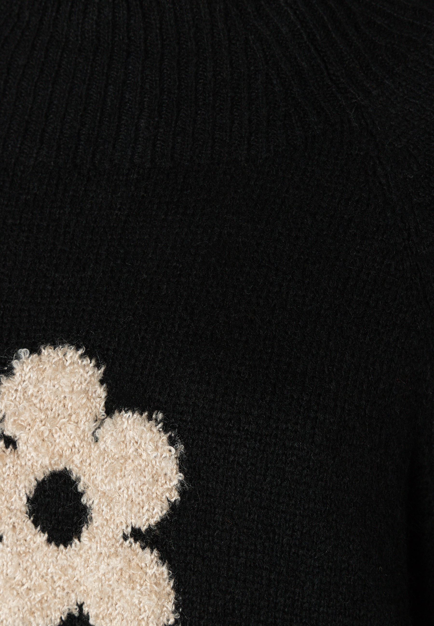 MORE & MORE Pullover: Schwarzer Strickpullover mit beigefarbenen Blumen-Details