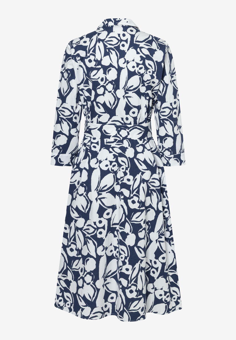 Ein blau-weißes MORE & MORE Kleid mit floralem Muster und 3/4 Ärmeln. Ein blau-weißes MORE & MORE Kleid mit floralem Muster und 3/4 Ärmeln.