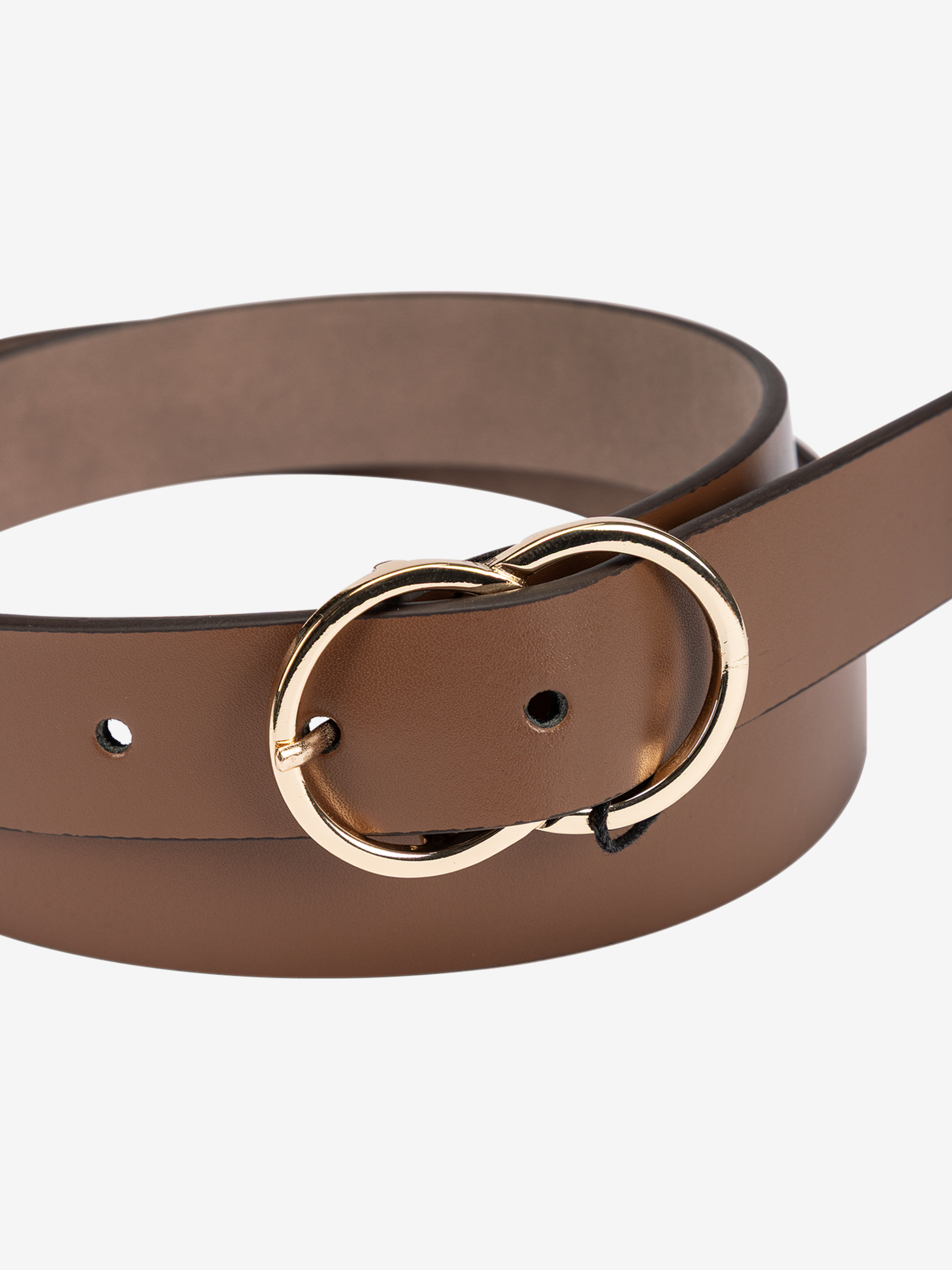 Ein brauner MORE & MORE Gürtel mit goldener Schnalle auf einem weißen Hintergrund. Ein brauner MORE & MORE Gürtel mit goldener Schnalle auf einem weißen Hintergrund.