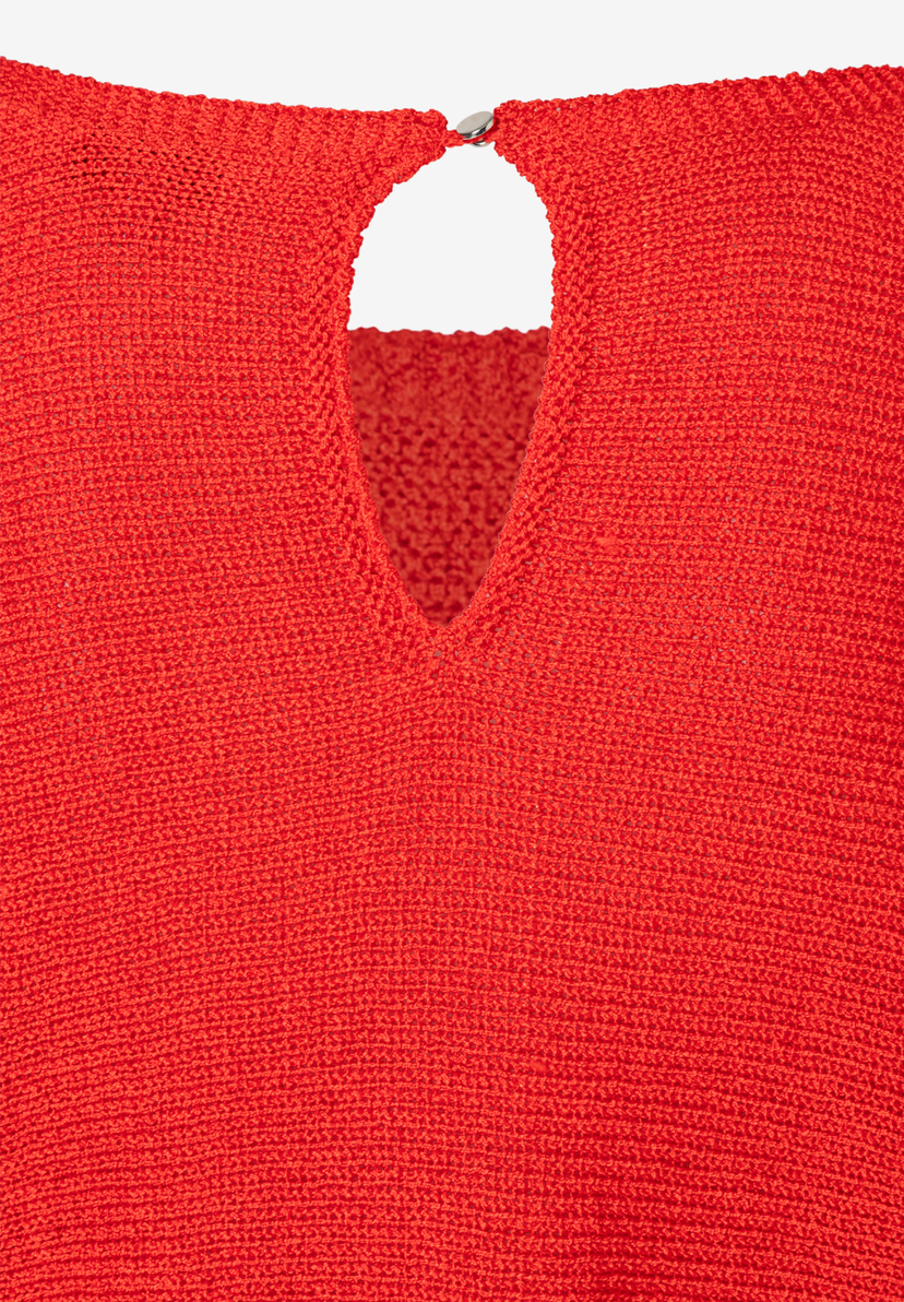 Nahaufnahme eines roten Strickoberteils von MORE & MORE mit kleinem Ausschnitt und Knopf am Nacken. Nahaufnahme eines roten Strickoberteils von MORE & MORE mit kleinem Ausschnitt und Knopf am Nacken.