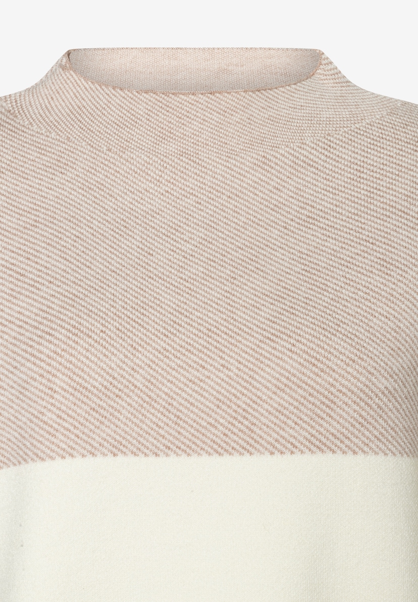 Detailansicht eines MORE & MORE Strickpullovers in Beige- und Cremetönen. Detailansicht eines MORE & MORE Strickpullovers in Beige- und Cremetönen.